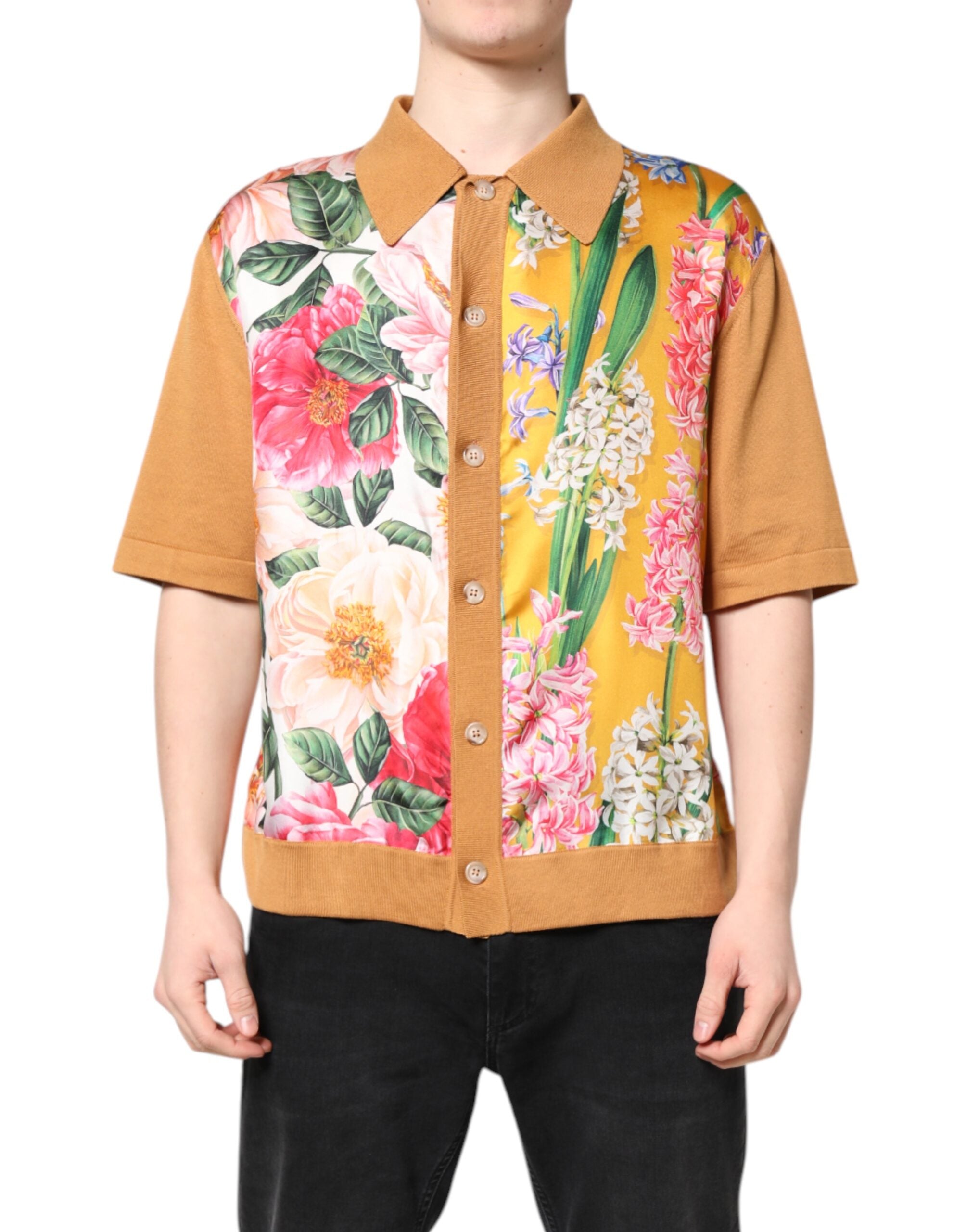 Brun t-shirt med blommig krage och kort ärm