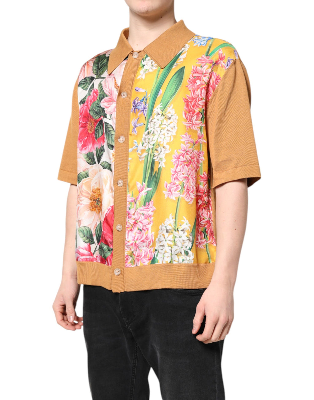 Brun t-shirt med blommig krage och kort ärm