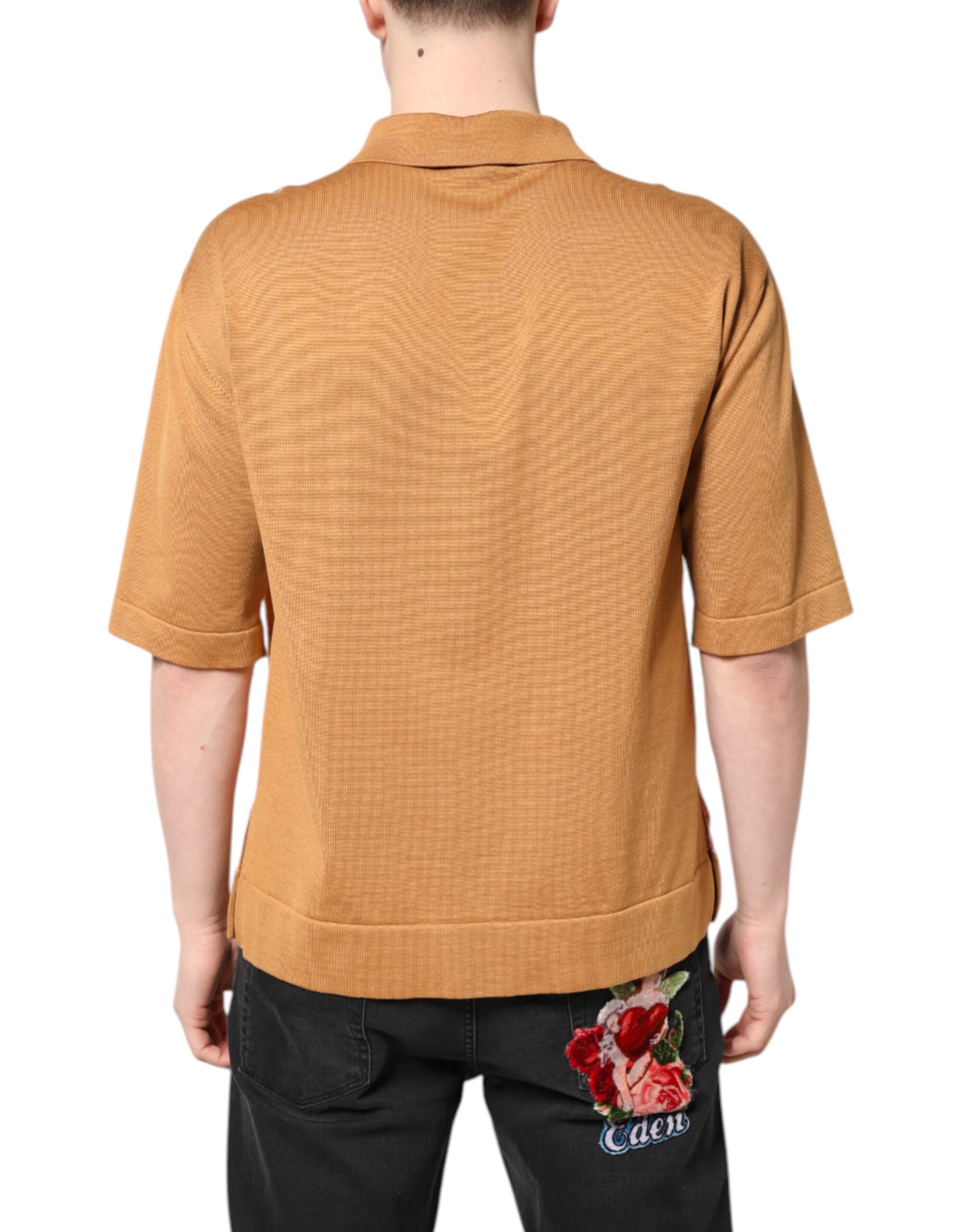 Brun t-shirt med blommig krage och kort ärm