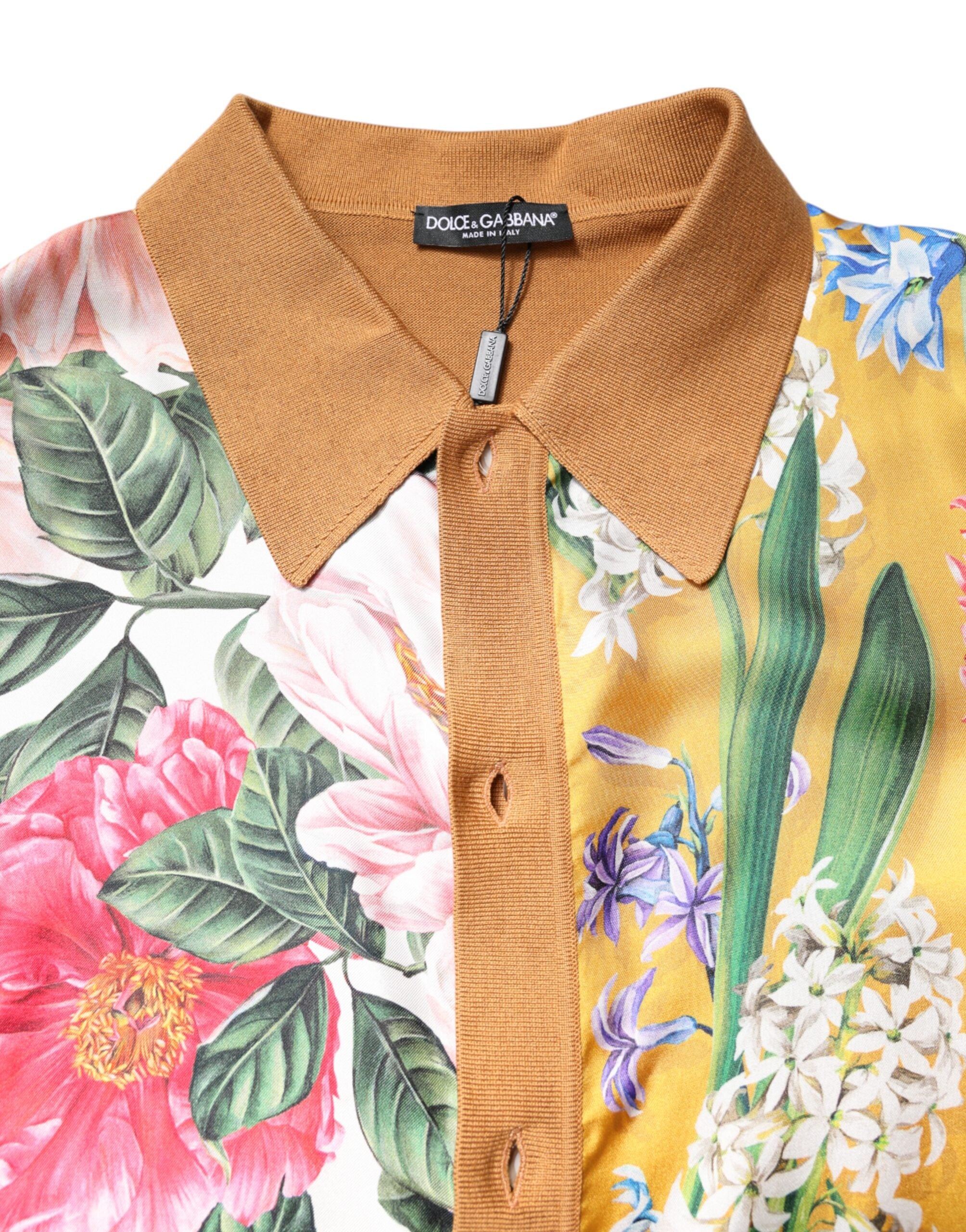 Brun t-shirt med blommig krage och kort ärm