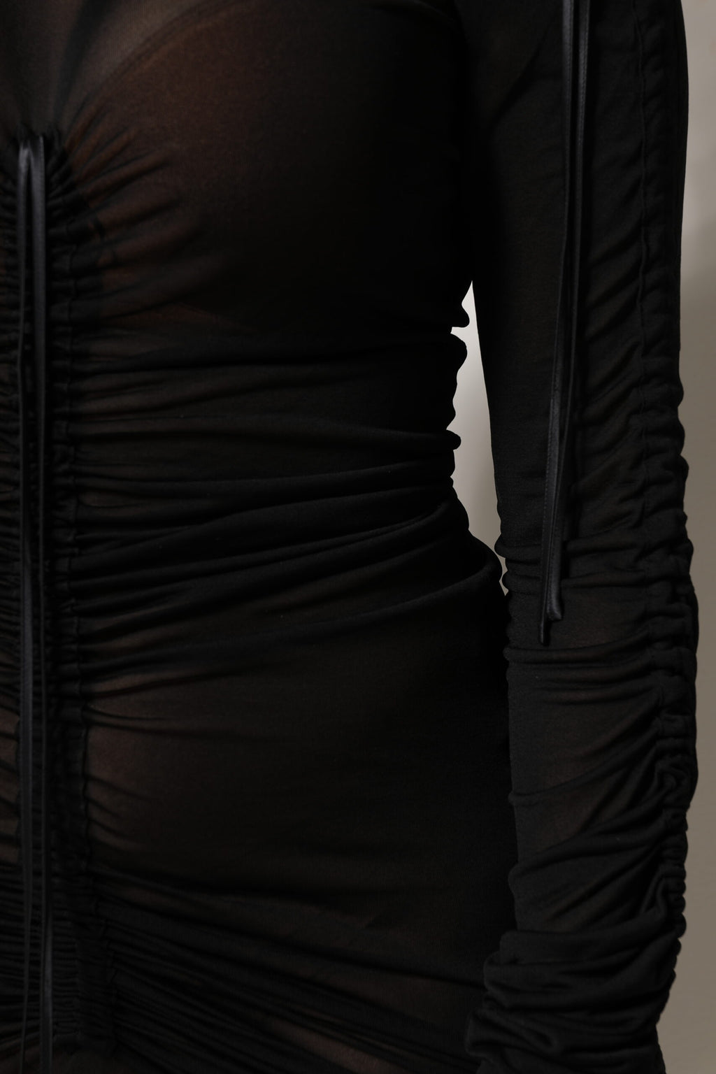 Svart klänning med meshdetaljer och bodycon-detaljer