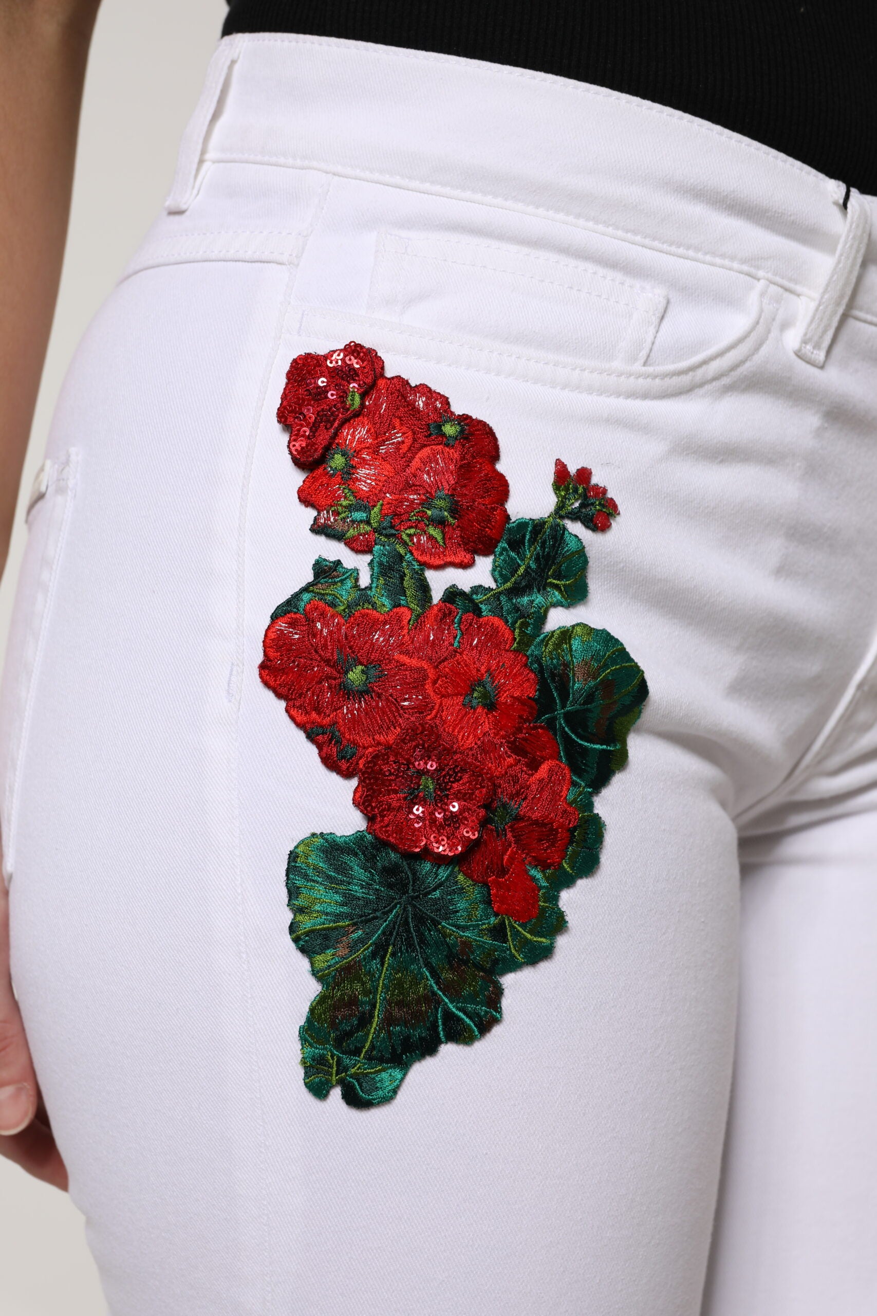 Vita blommiga paljettfärgade GIRLY-jeans