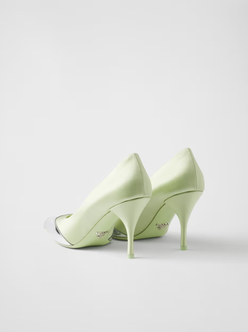 Pumps i satin och metalliskt läder
