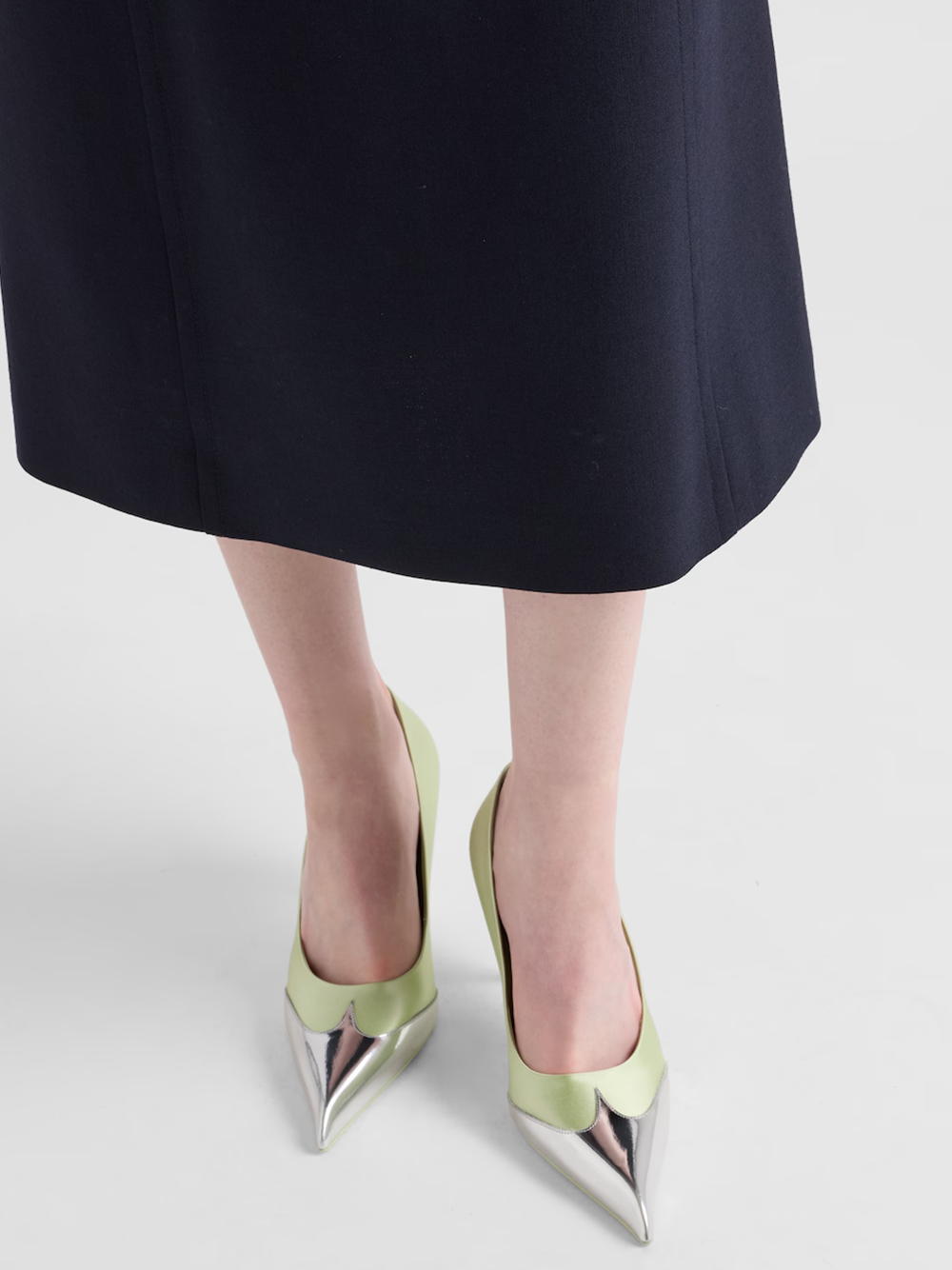 Pumps i satin och metalliskt läder