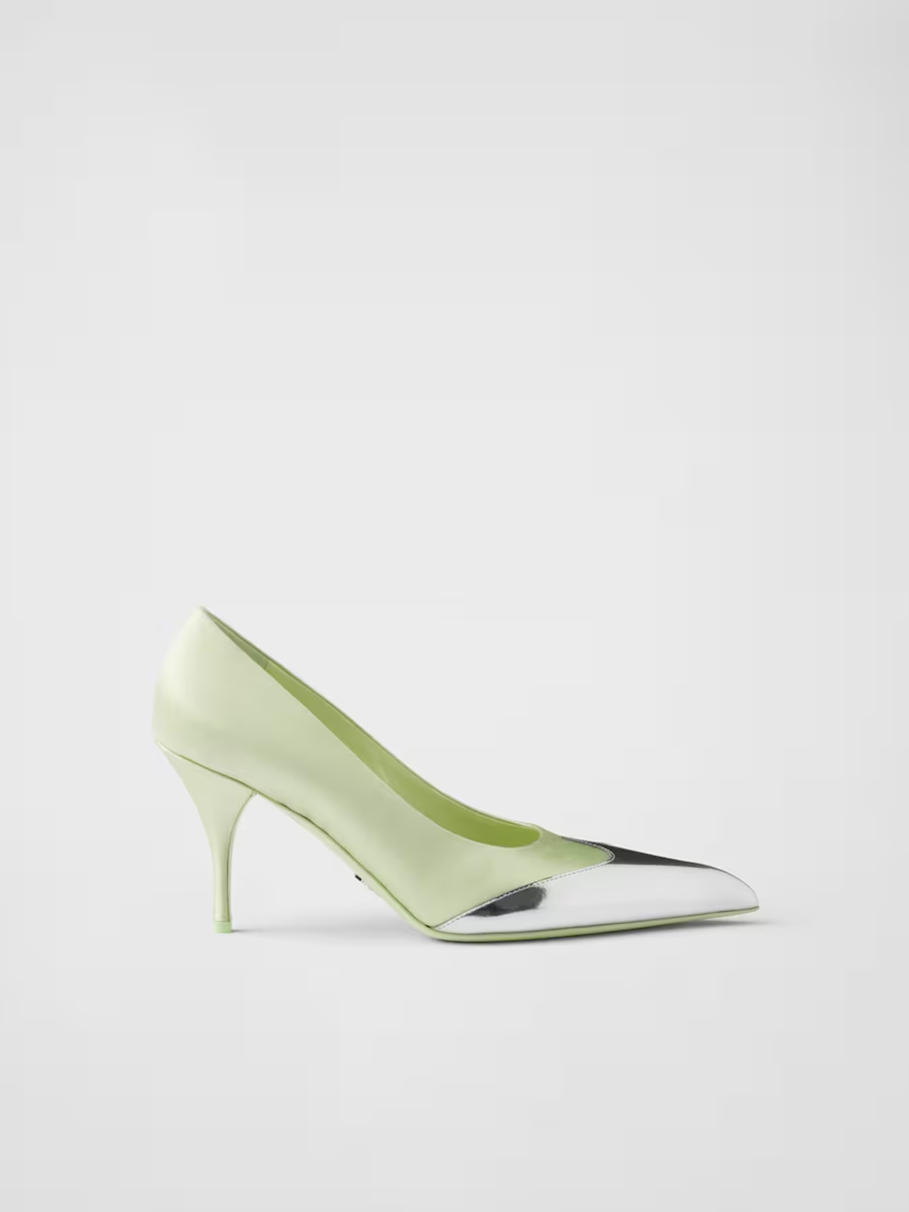 Pumps i satin och metalliskt läder