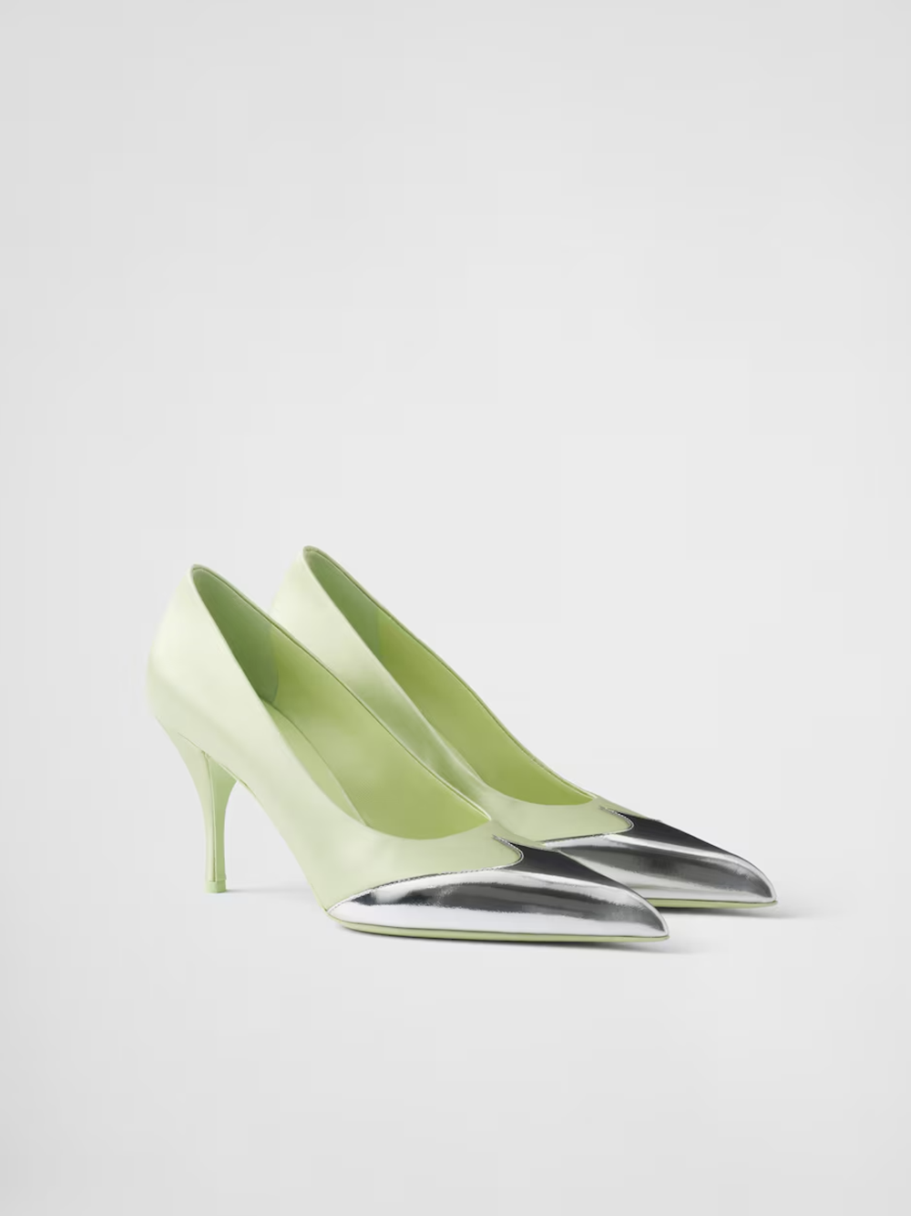 Pumps i satin och metalliskt läder