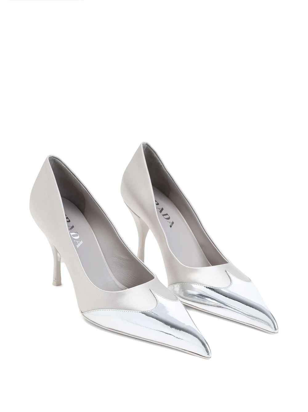 Pumps i satin och metalliskt silverfärgat läder