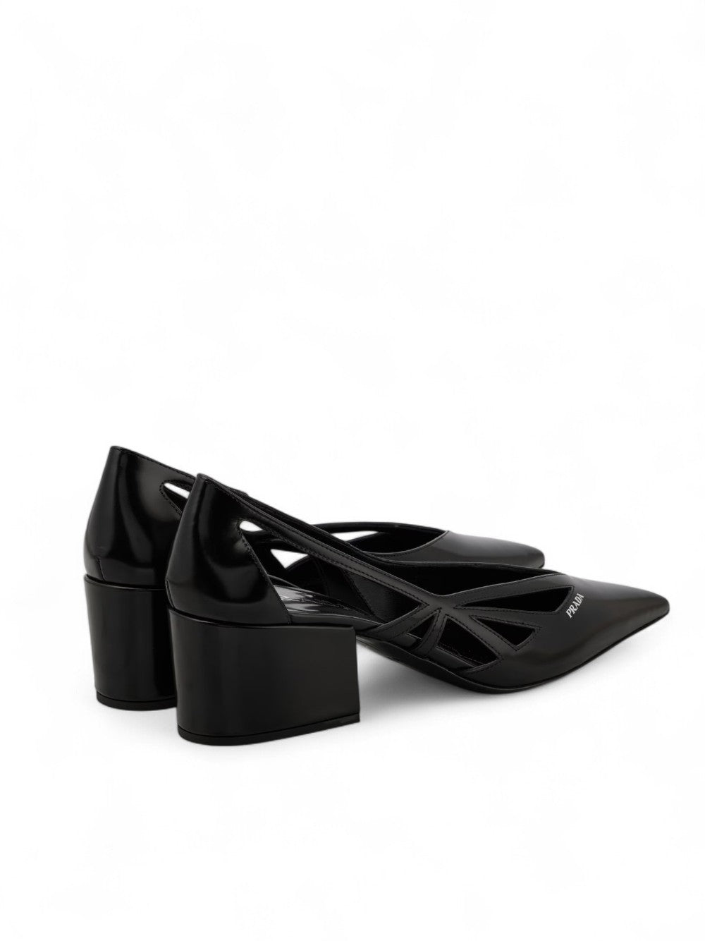 Svarta pumps i läder med utskurna detaljer 55