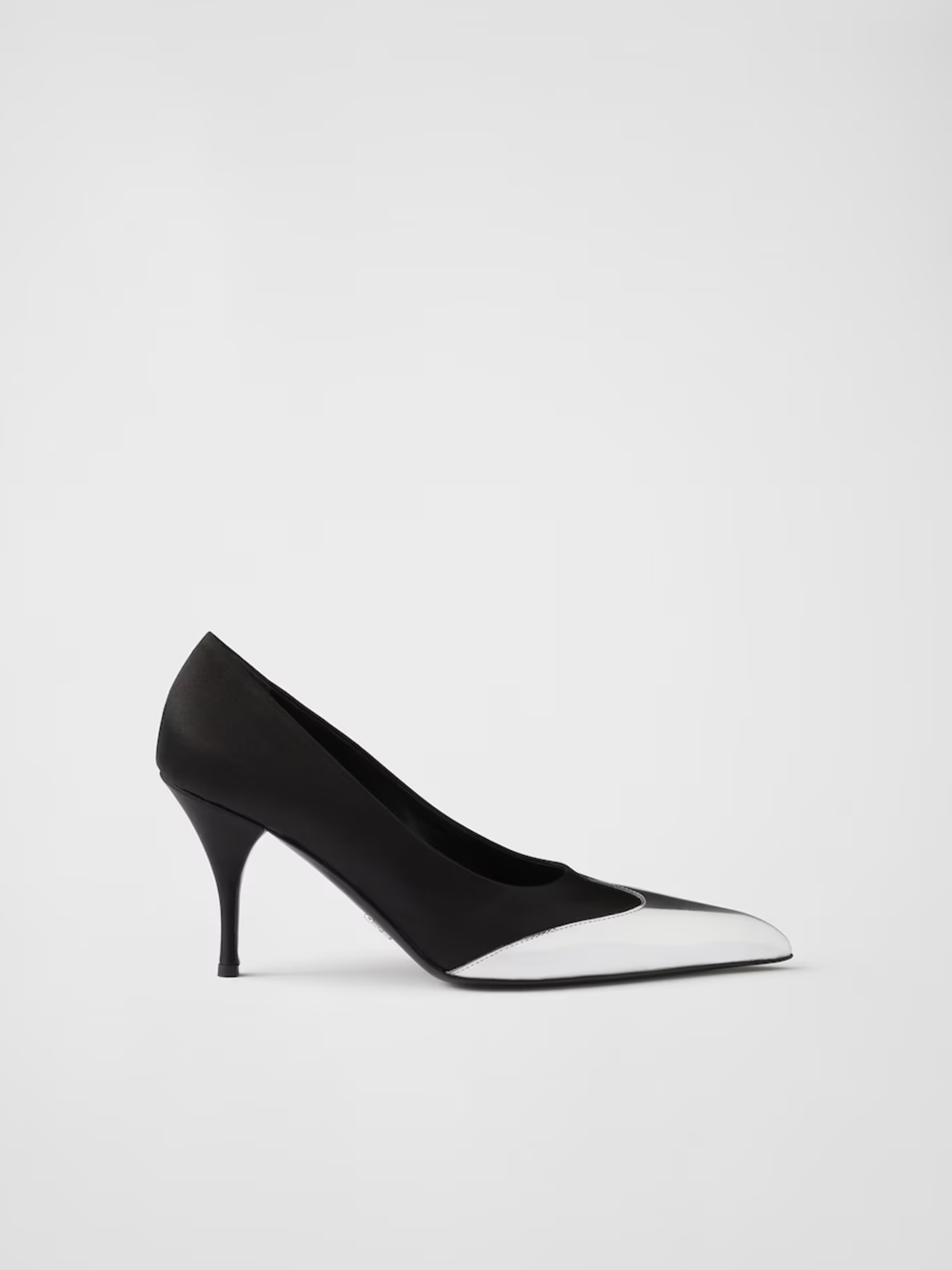 Svarta pumps i läder i satin och metalliskt silver
