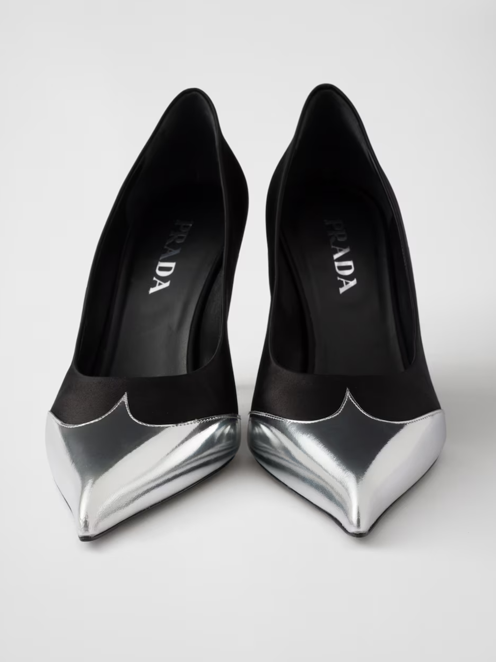 Svarta pumps i läder i satin och metalliskt silver