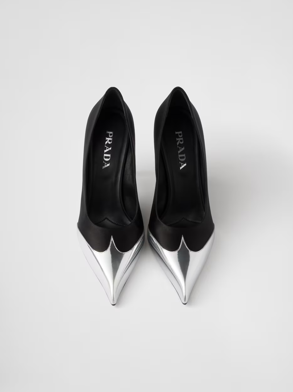 Svarta pumps i läder i satin och metalliskt silver