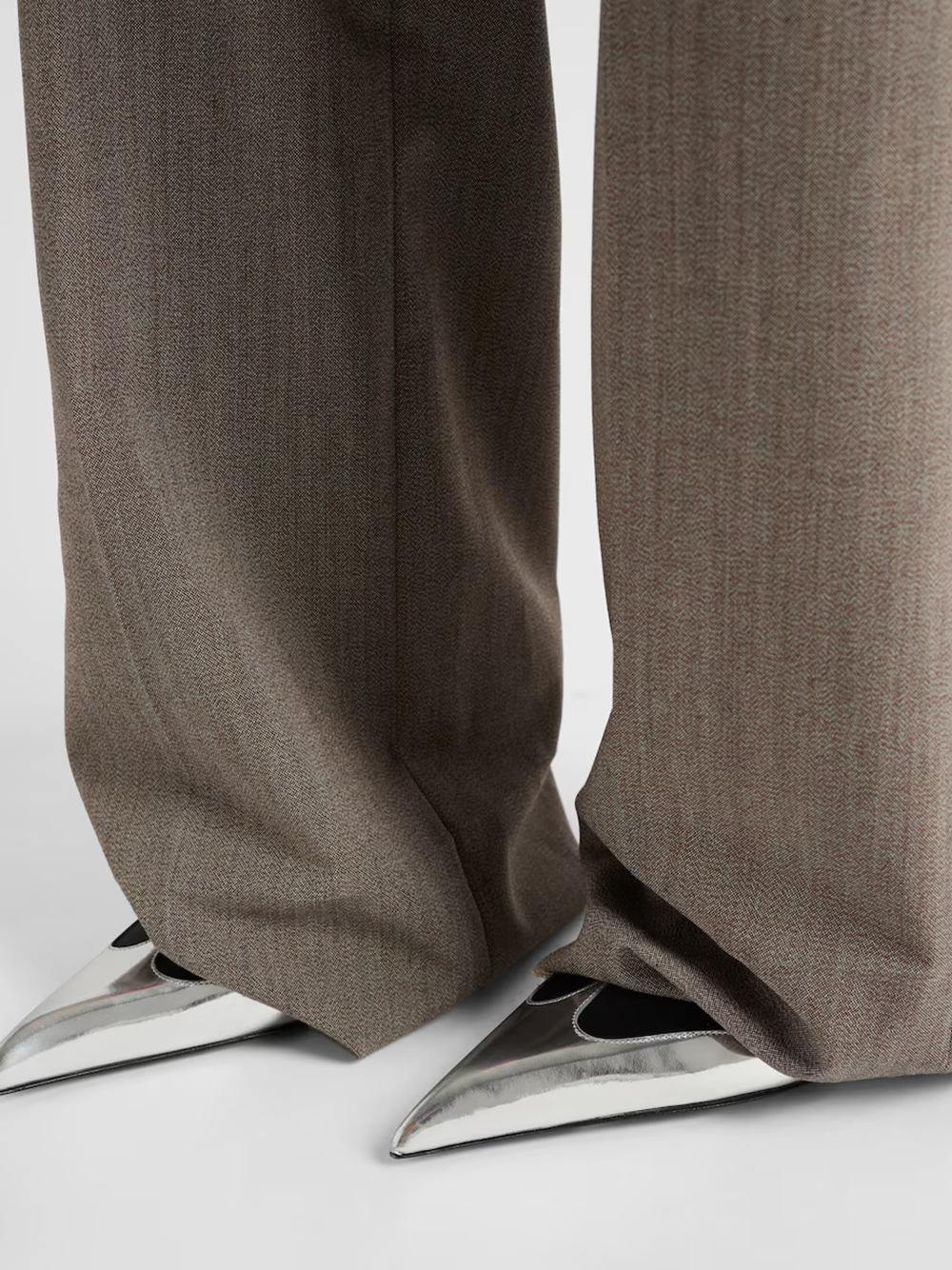 Svarta pumps i läder i satin och metalliskt silver
