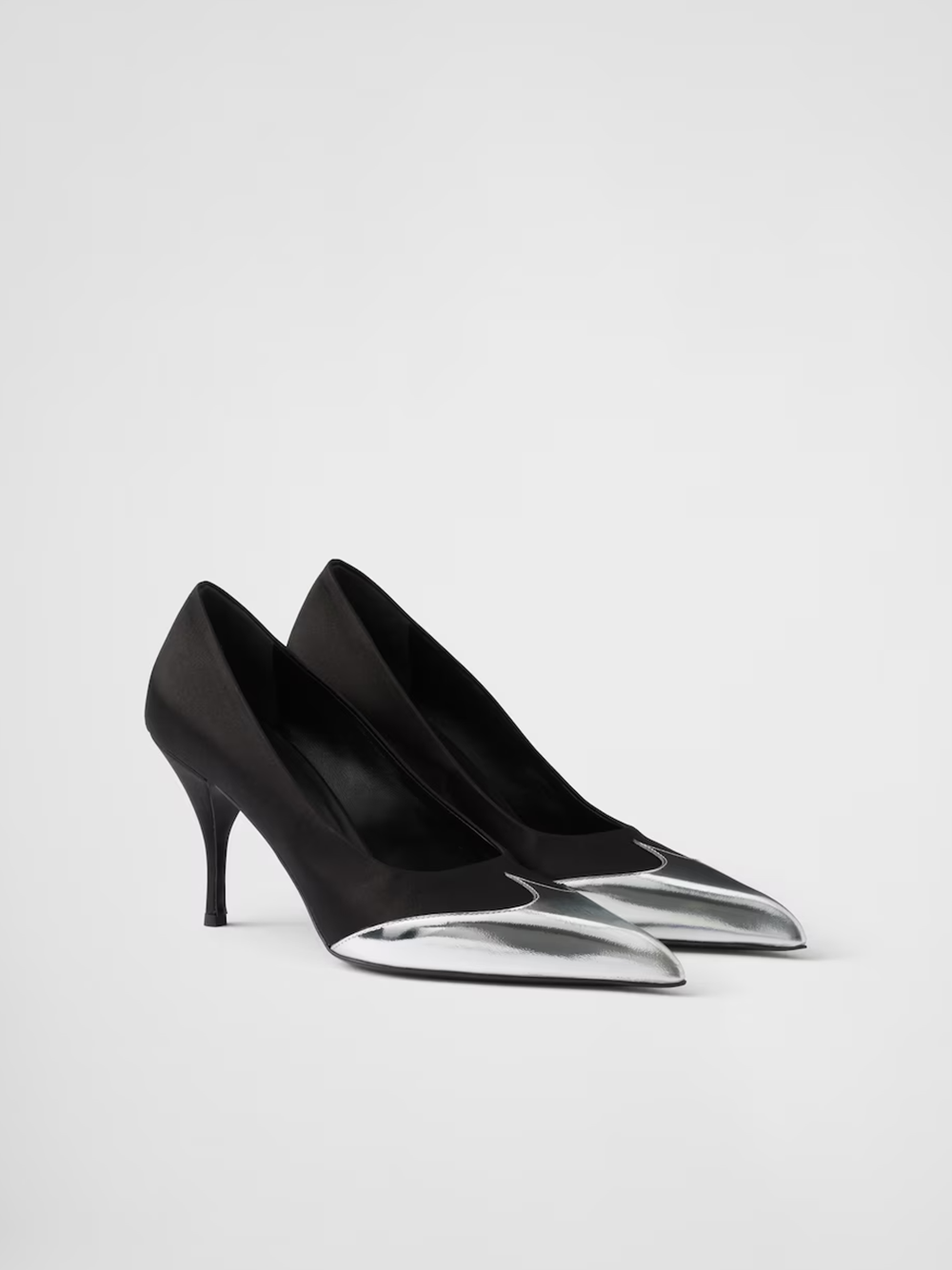 Svarta pumps i läder i satin och metalliskt silver