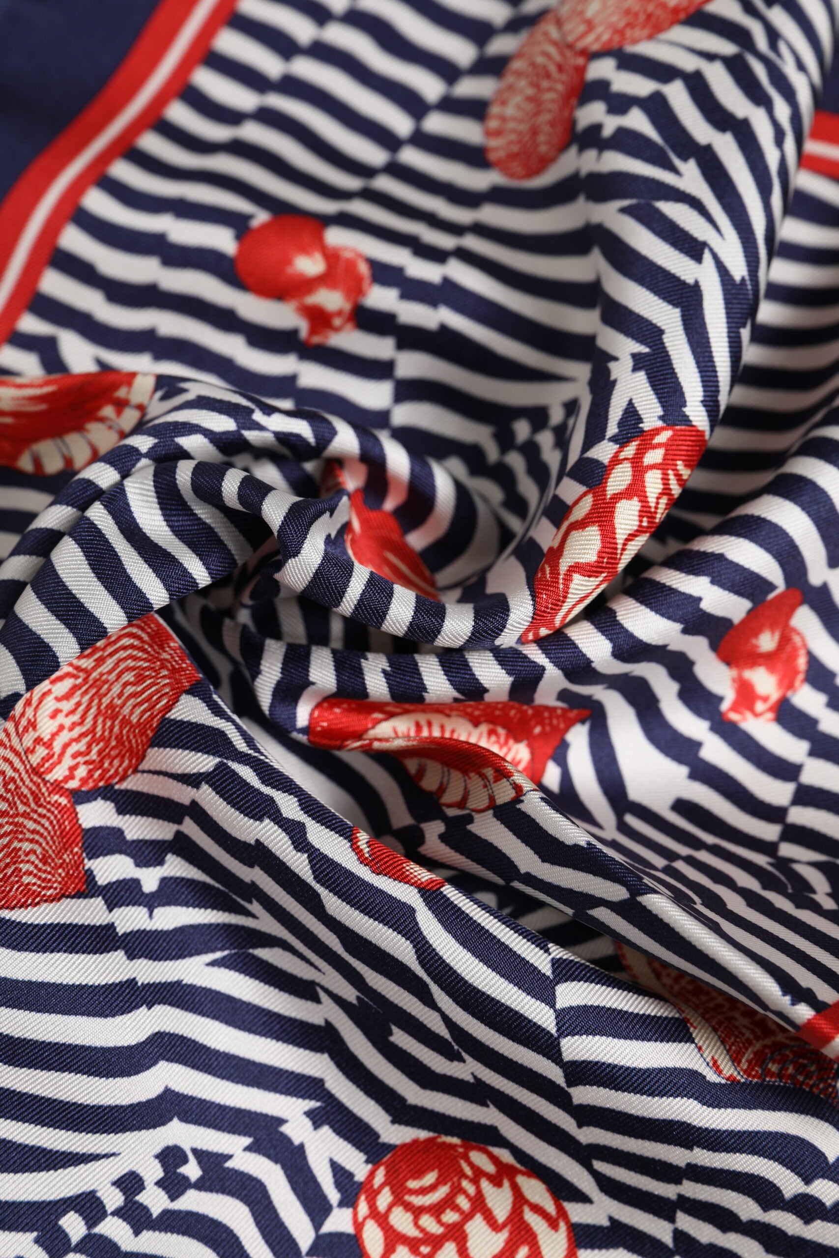 Dolce &amp; Gabbana Flerfärgad Snäckskal Fyrkantig Herr Foulard Halsduk