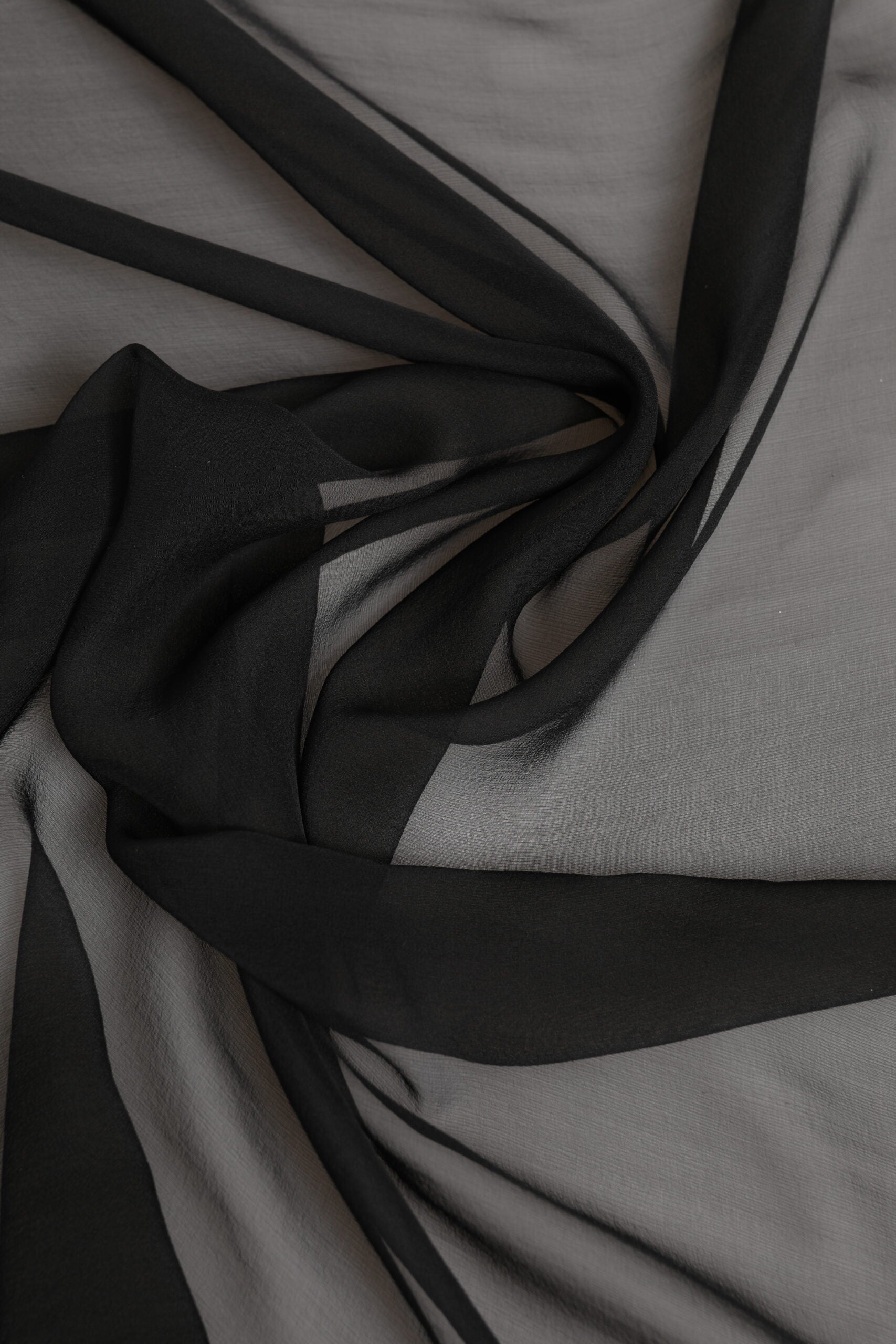 Grå svart siden fyrkantig damscarf