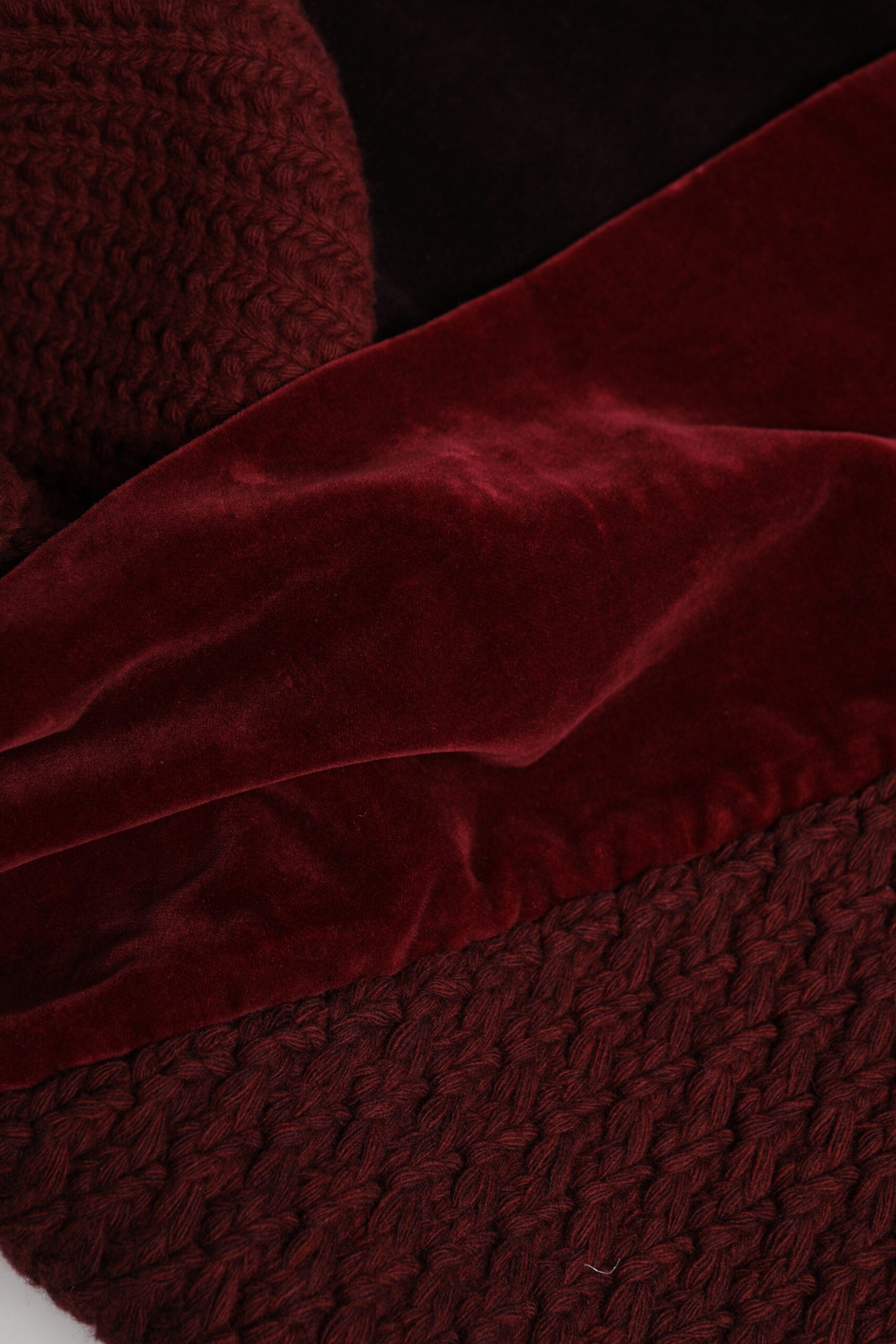 Dolce &amp; Gabbana – Rödbrun svart halsvärmare med omlottsjal