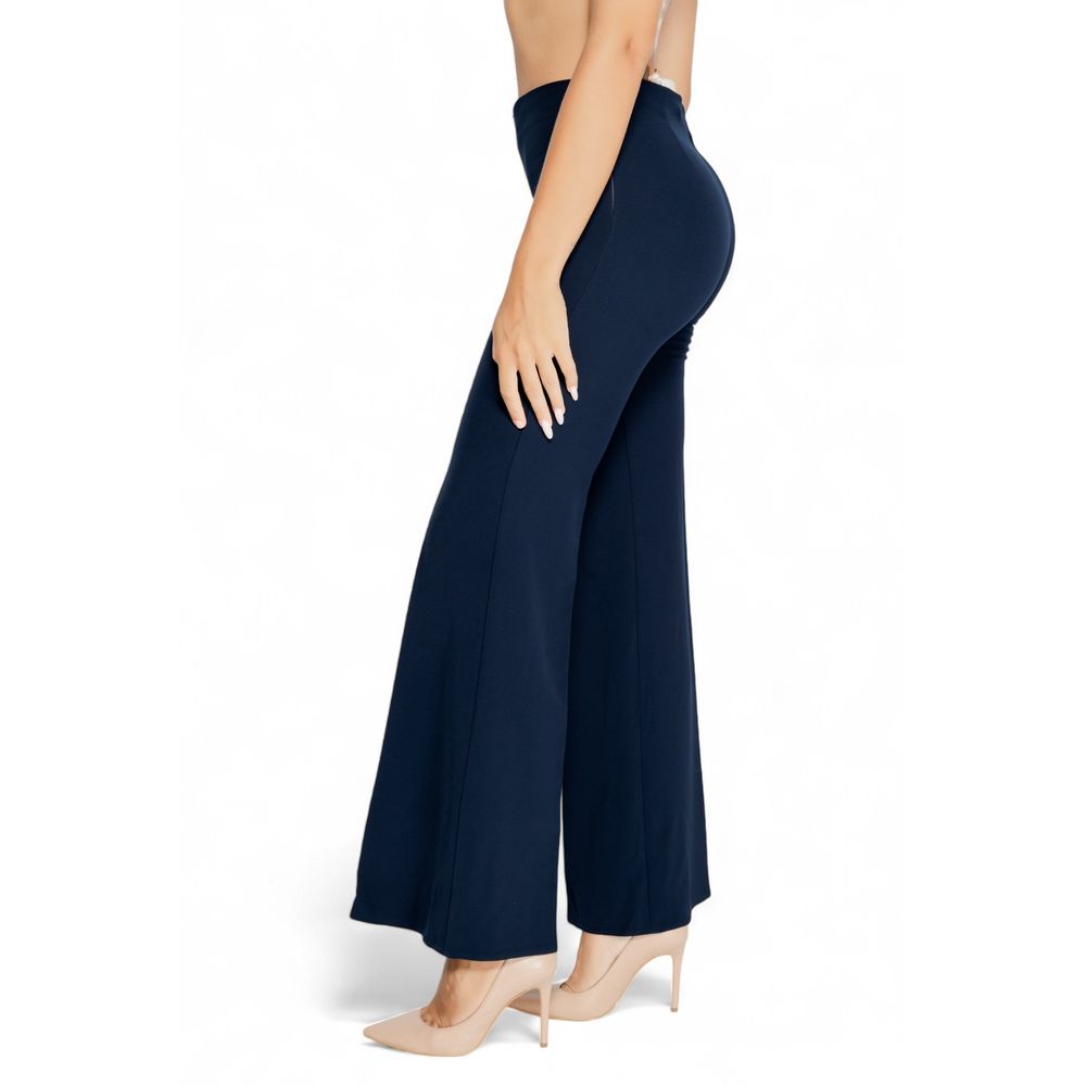 Blå polyesterjeans och byxor