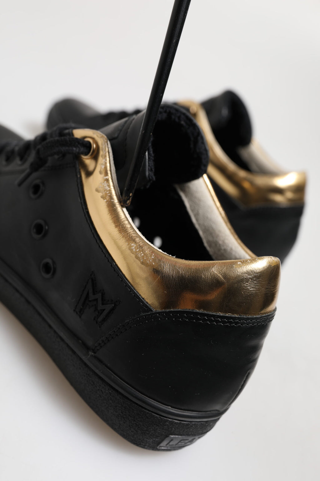 Svarta Guld Snörade Låga Damsneakers
