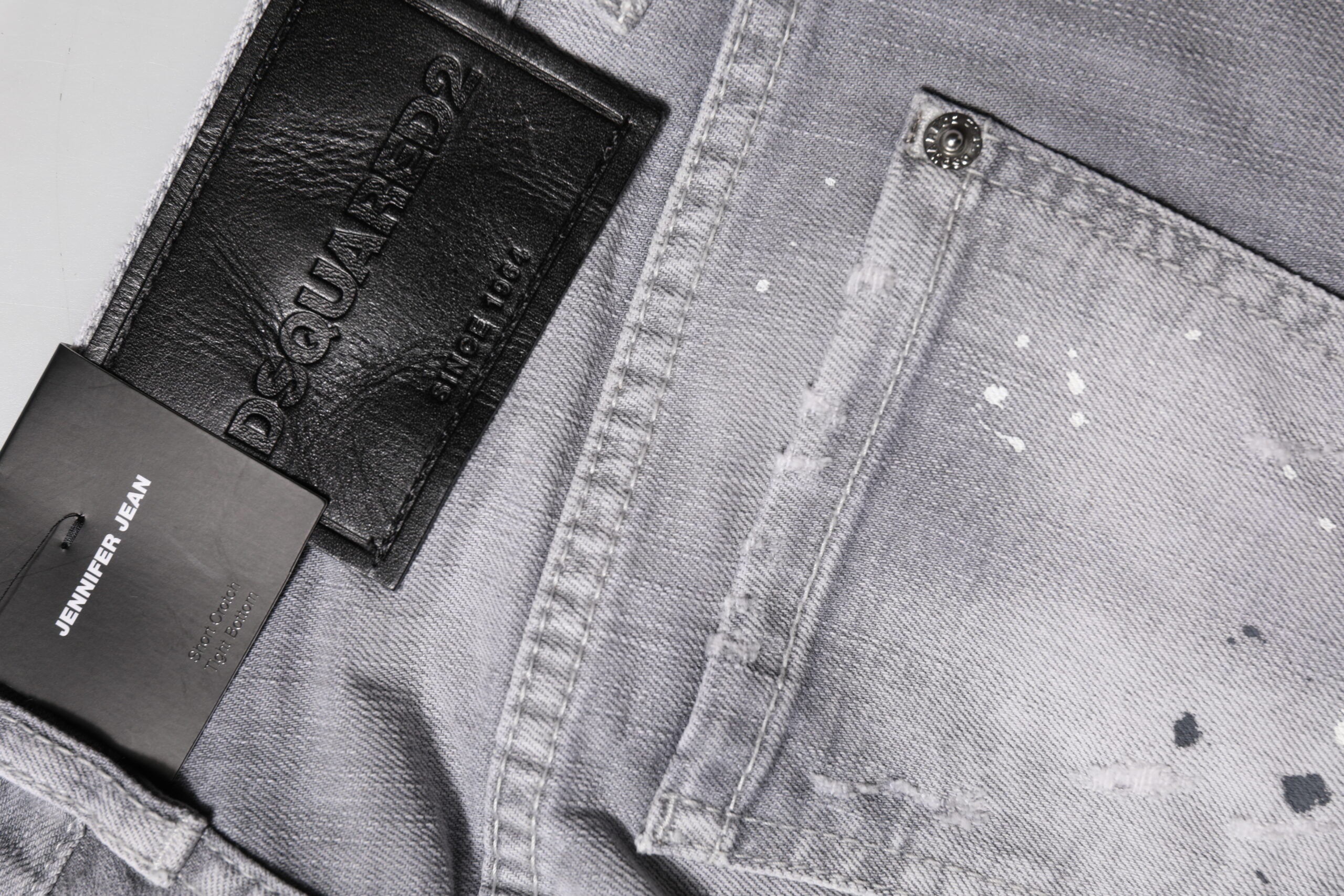 Grå tvättade avsmalnande jeans med medelhög midja