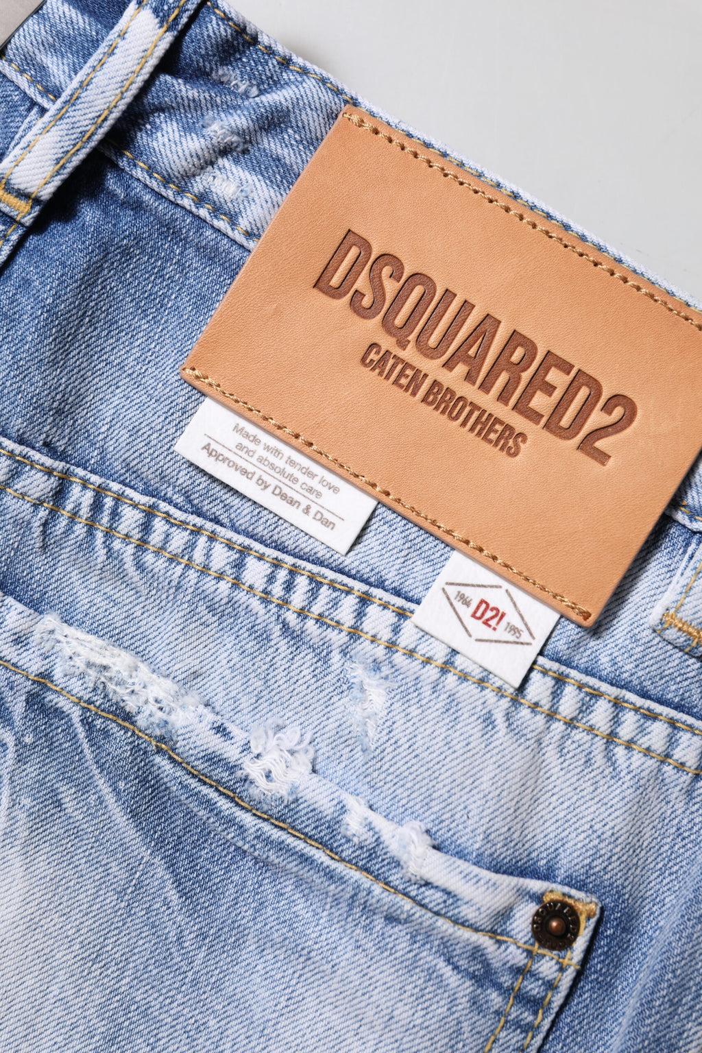 Blå tvättade jeans med hög midja och vida ben