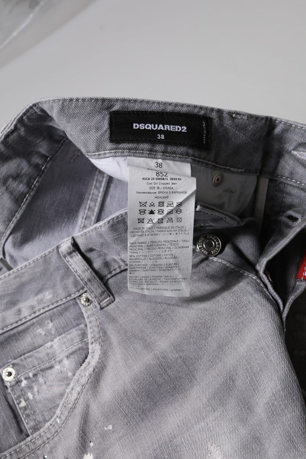 Grå tvättade avsmalnande jeans med medelhög midja