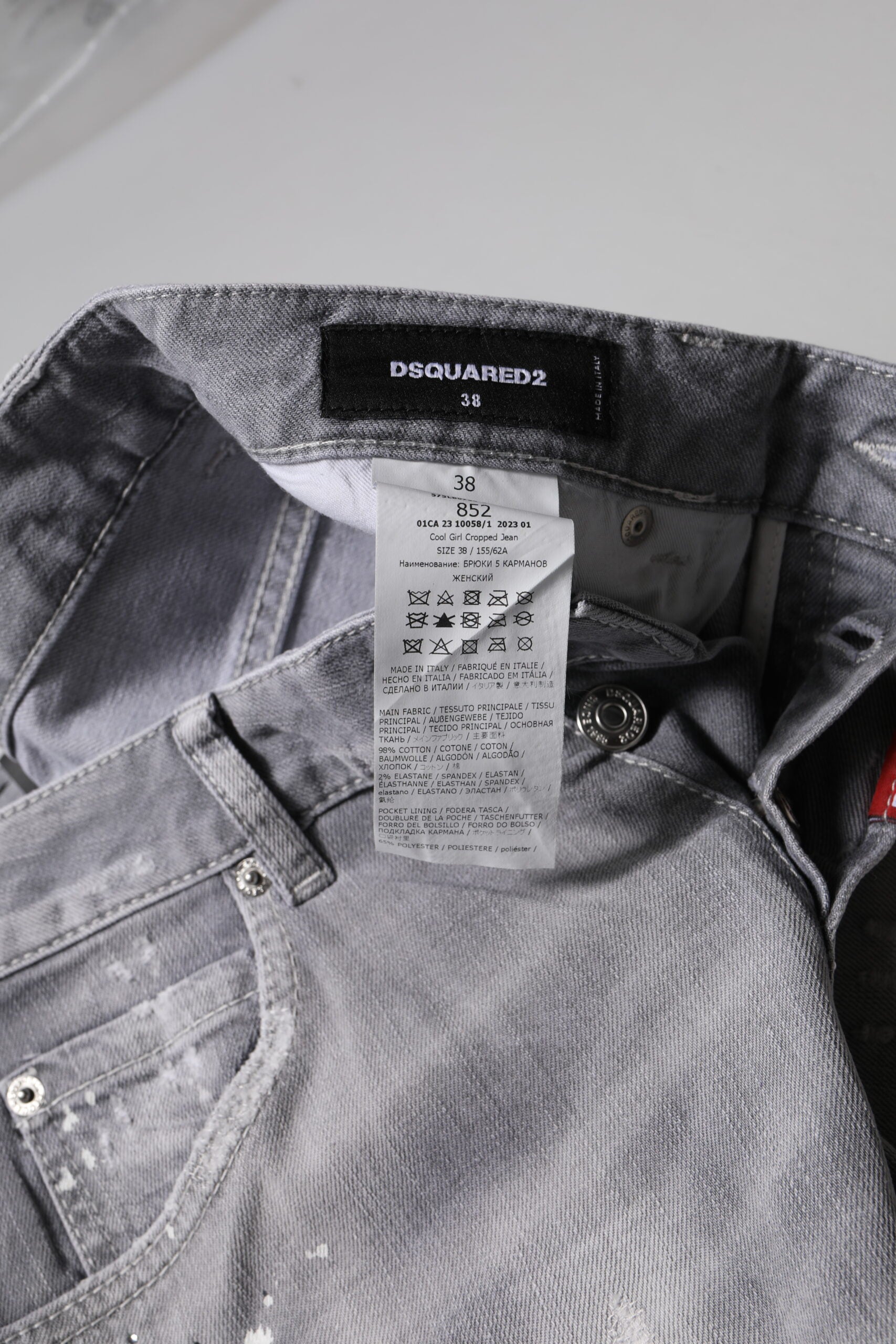 Grå tvättade avsmalnande jeans med medelhög midja