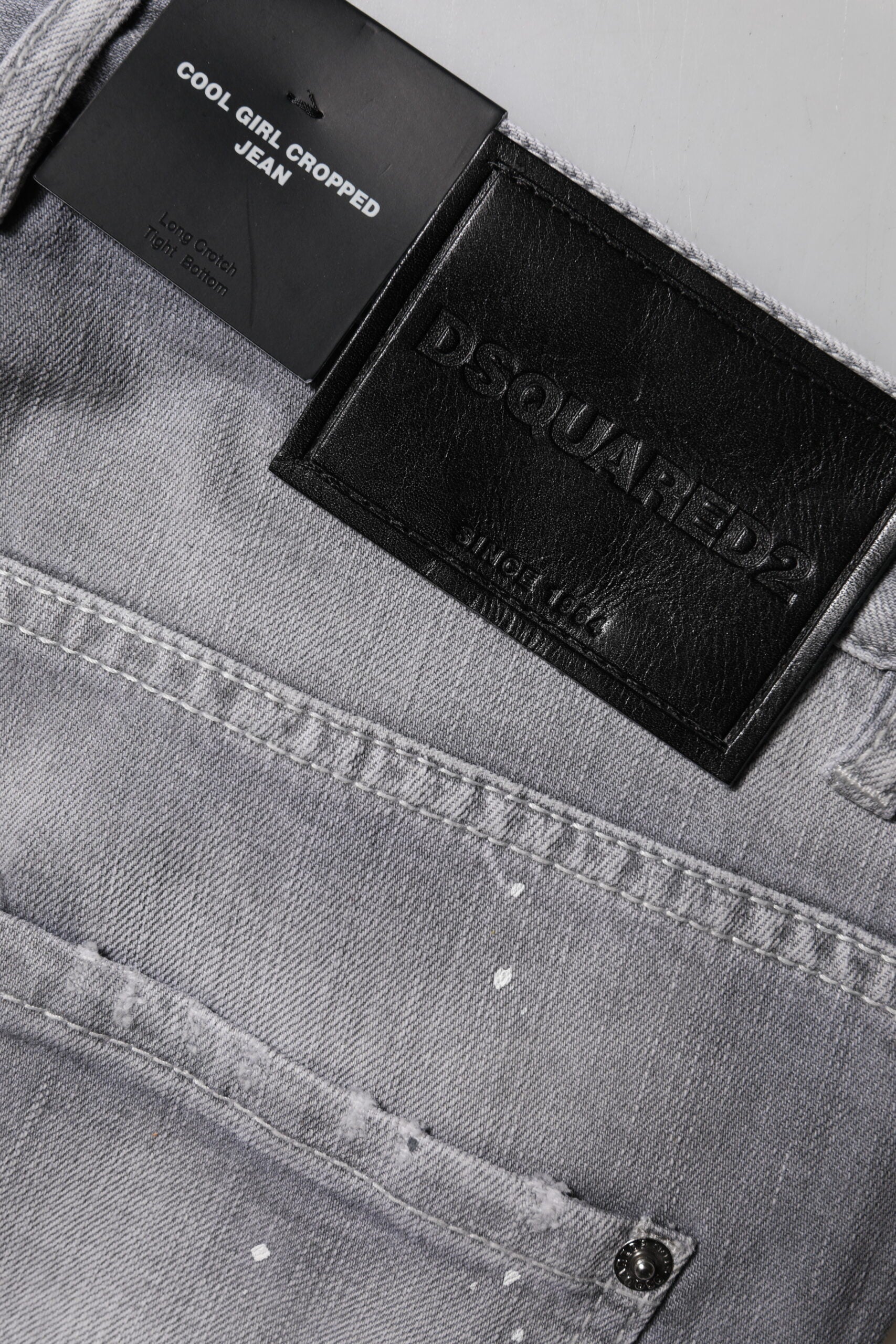 Grå tvättade avsmalnande jeans med medelhög midja