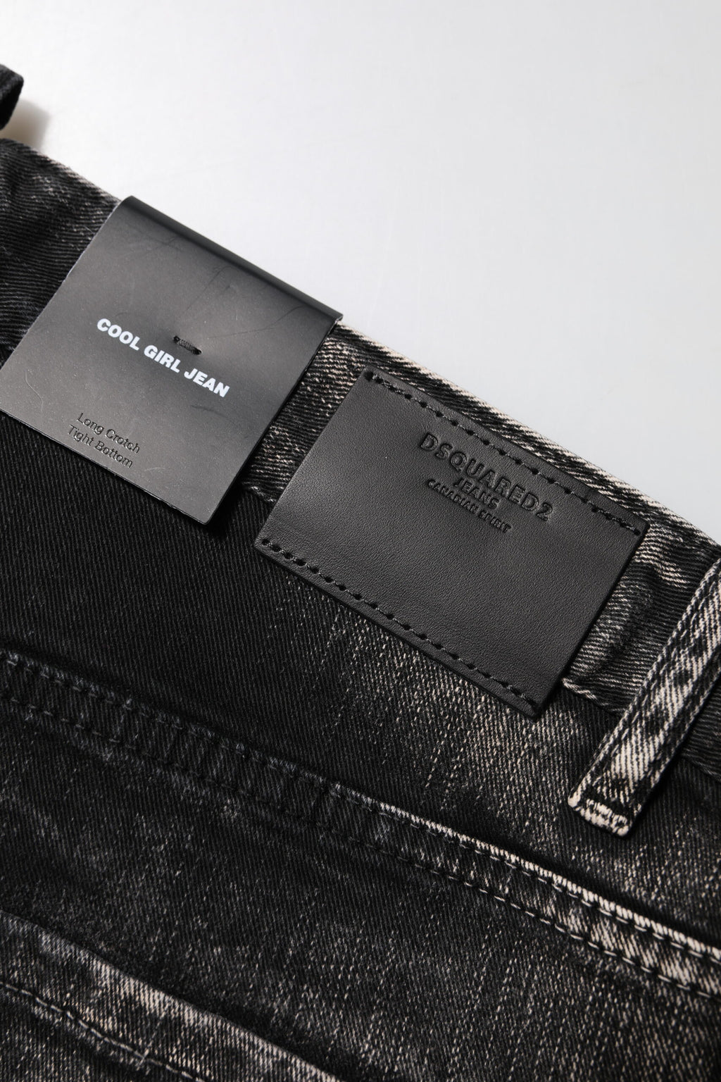 Svarta tvättade avsmalnande jeans med medelhög midja