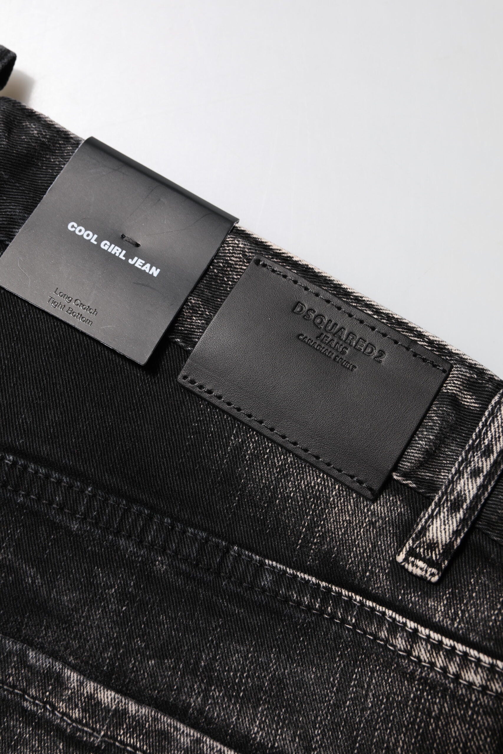 Svarta tvättade avsmalnande jeans med medelhög midja