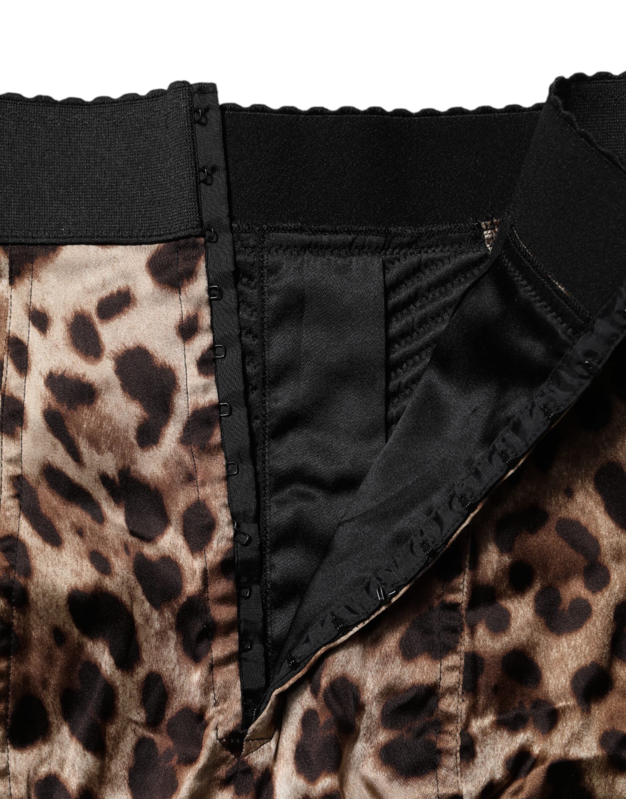 Brune leopardfargede hotpants-shorts med høy midje