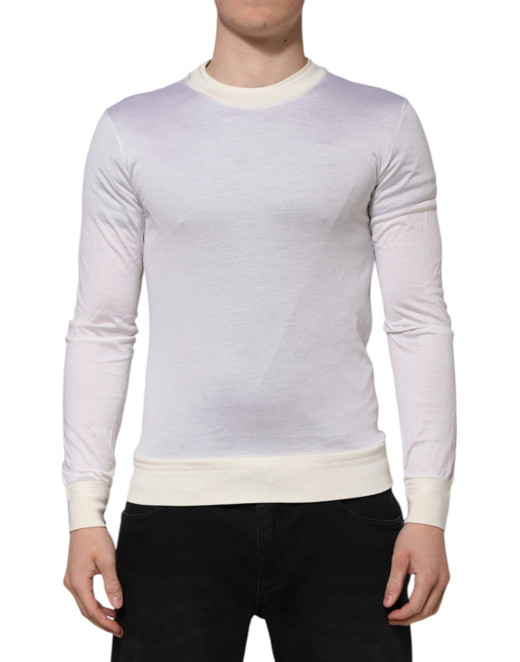 Vit siden-t-shirt med rund hals och långa ärmar