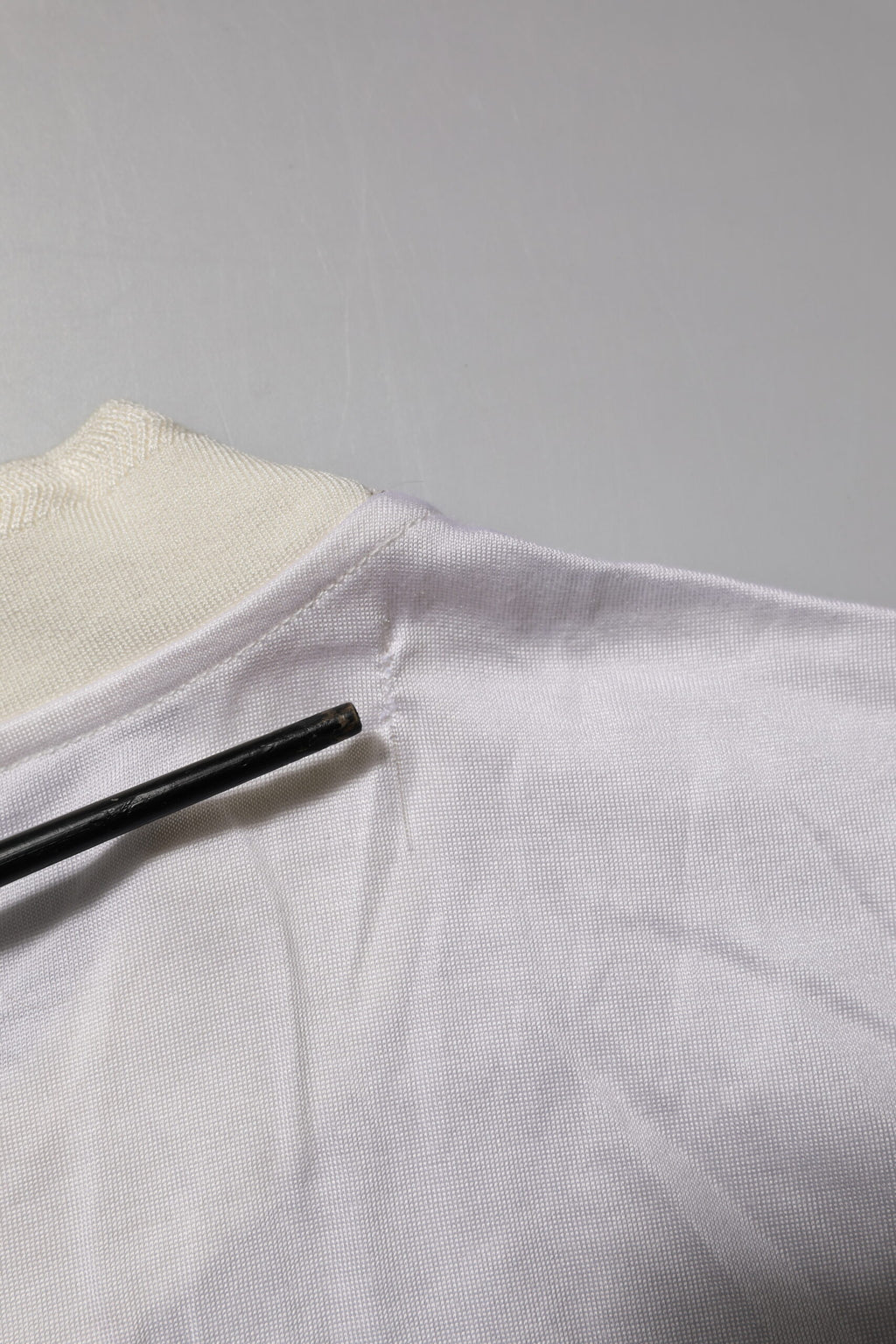 Vit siden-t-shirt med rund hals och långa ärmar