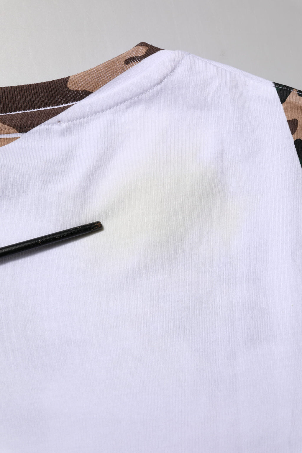 Vit kamouflagefärgad bomulls-t-shirt för män med rund hals