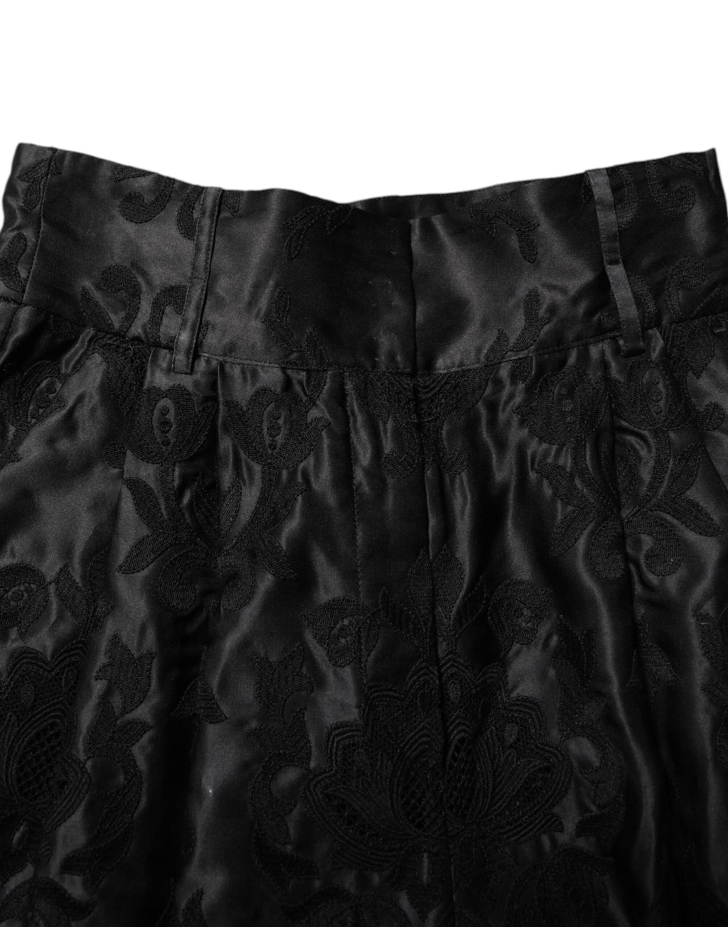 Svarte silkeshorts med høy midje og blomsterbroderi
