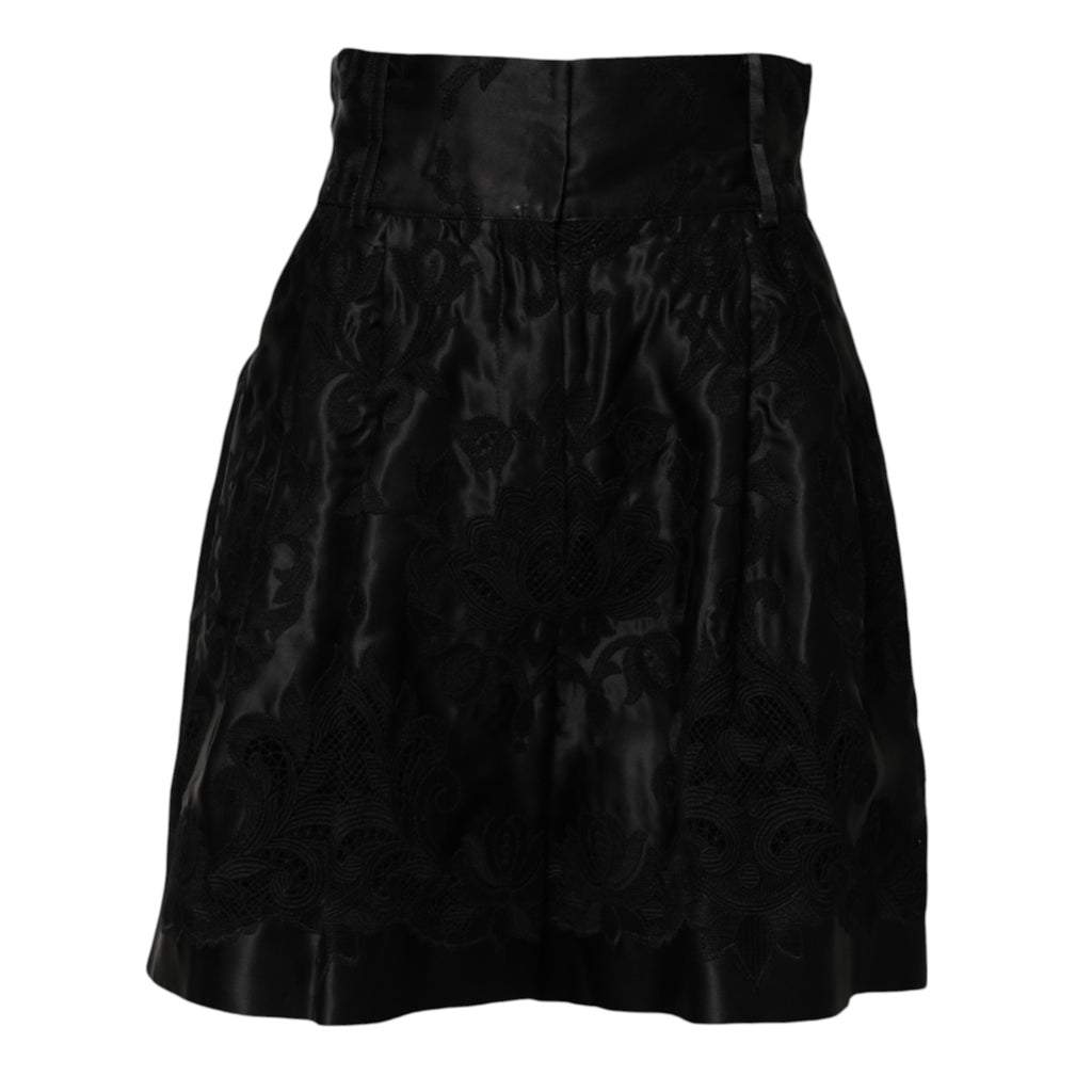 Svarte silkeshorts med høy midje og blomsterbroderi