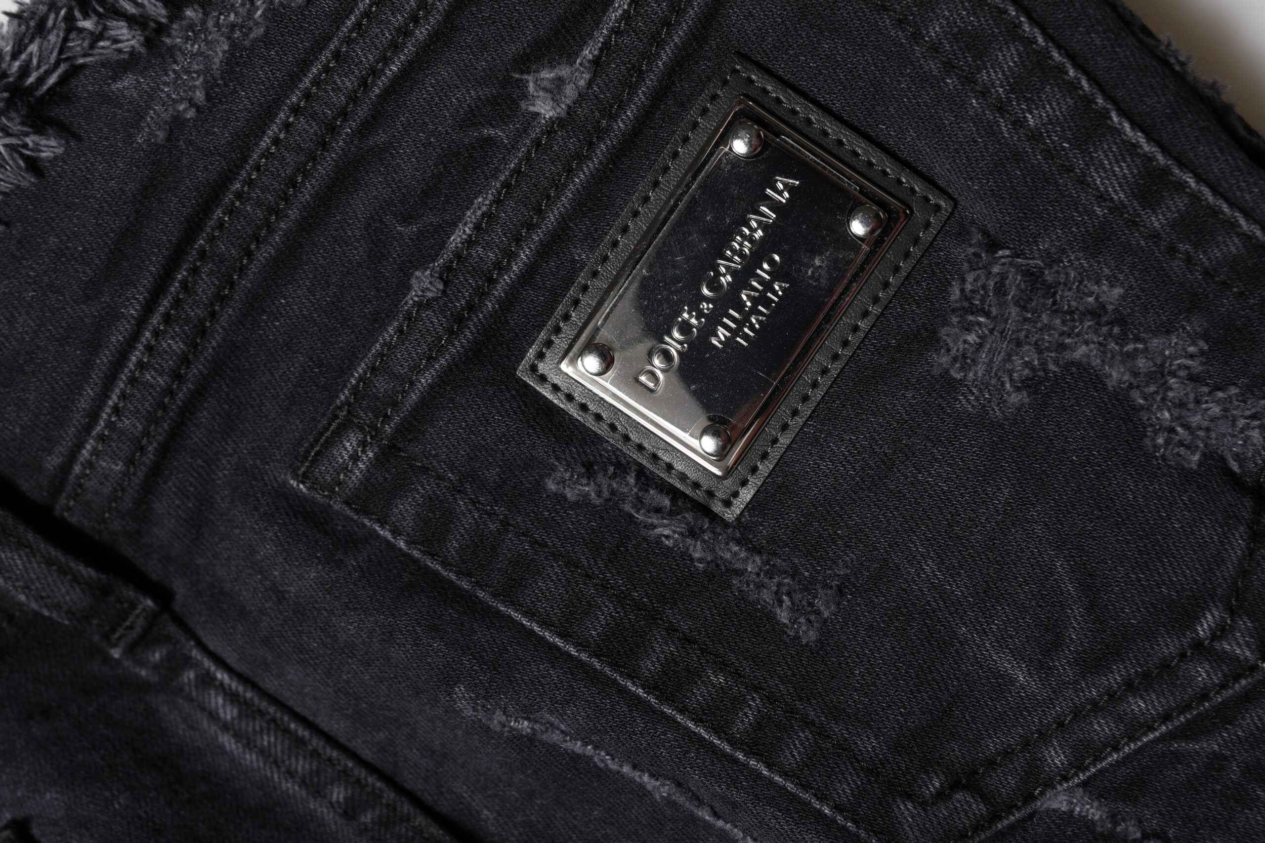 Svarta, slitna, smala denimjeans i bomull 