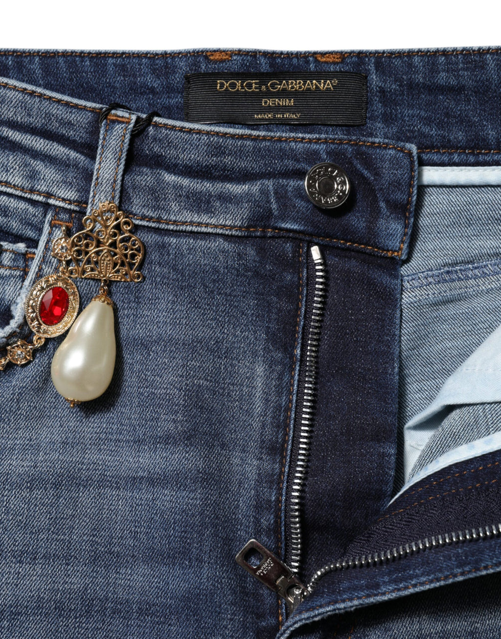 Blå denimjeans med strassutsmykning 