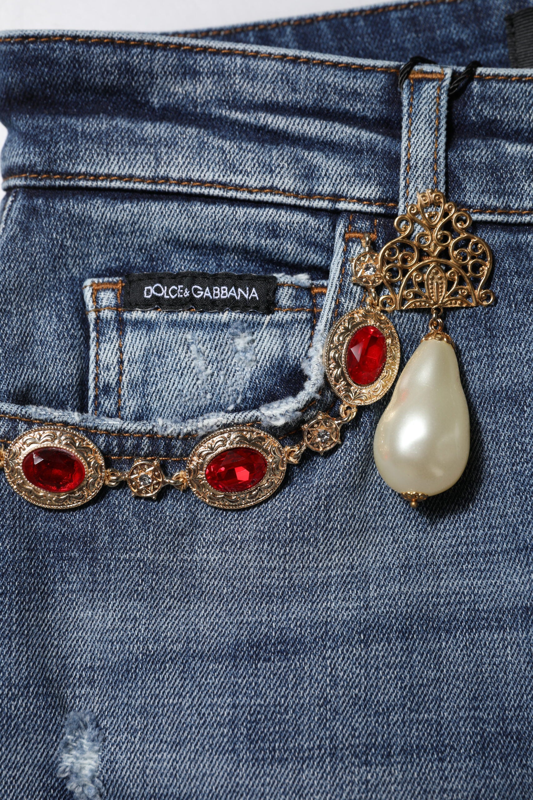Blå denimjeans med strassutsmykning 