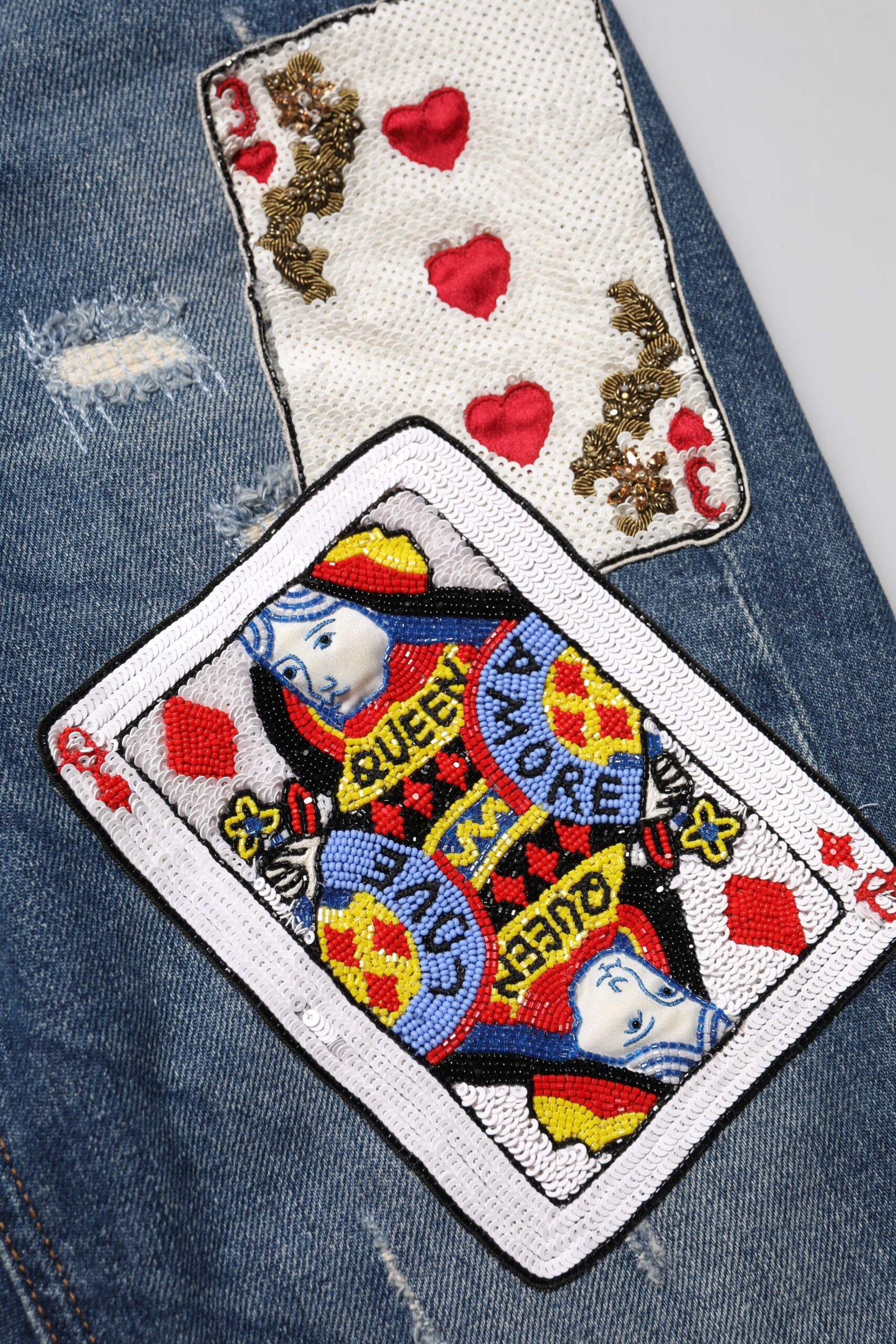 Blå skinny denimjeans med broderi og lekekort 