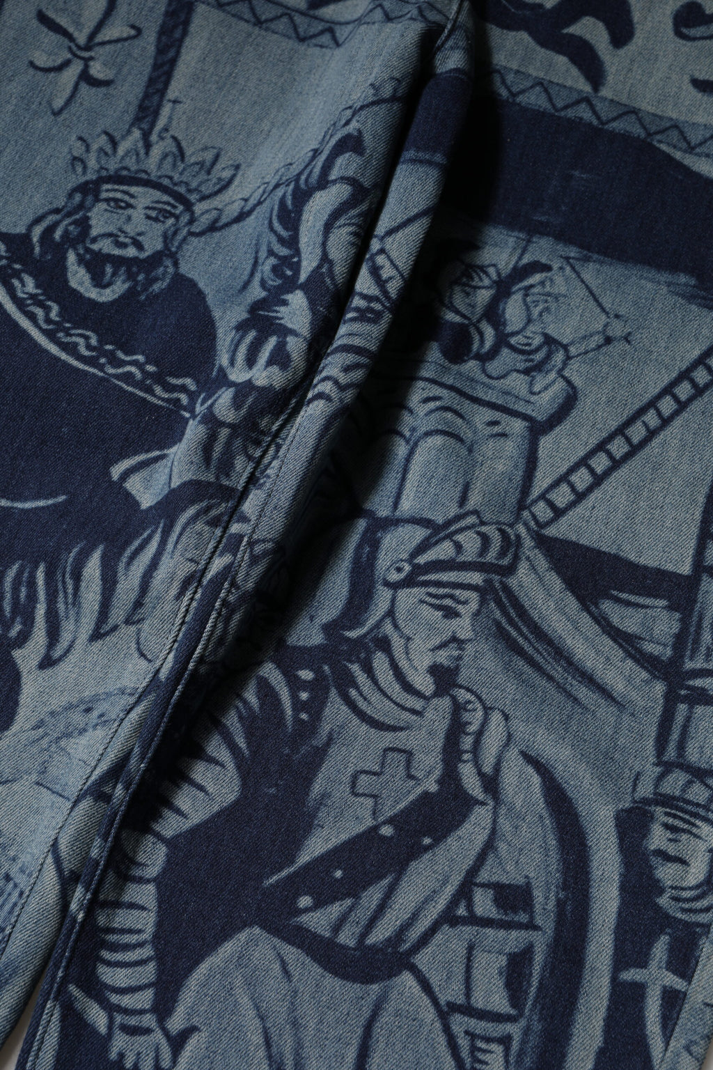 Blå grafisk trykk koniske denimjeans 