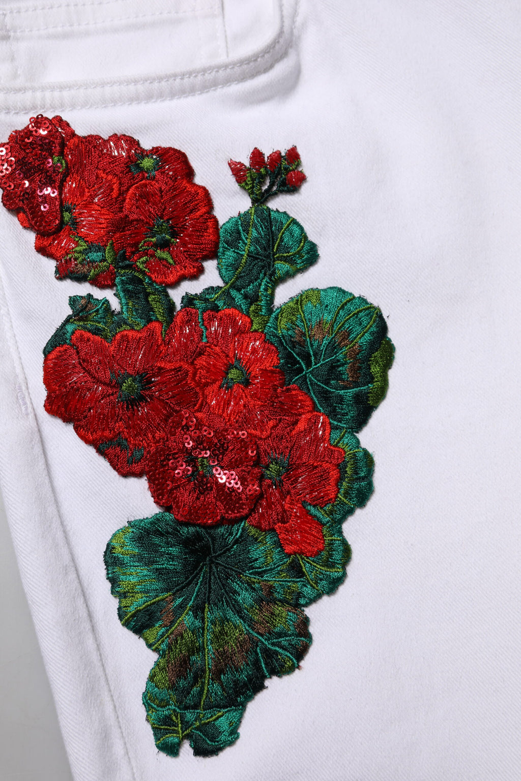 Hvite blomsterbroderte JENTEBENS 