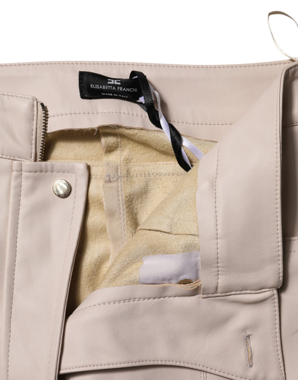 Beige høylivede, avsmalnende bukser 