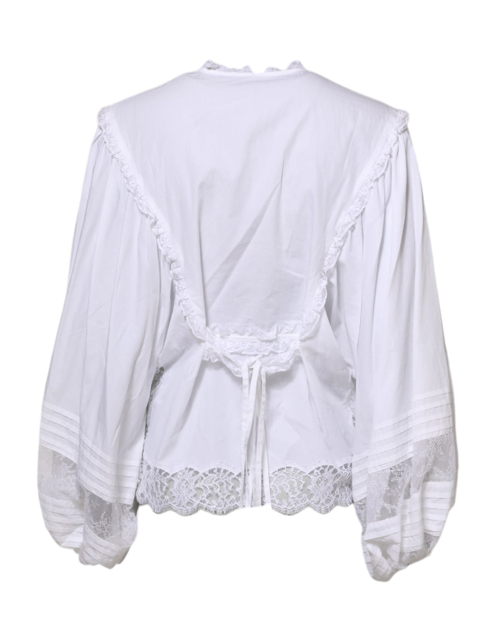 Hvit bluse med rysjer og blondepynt