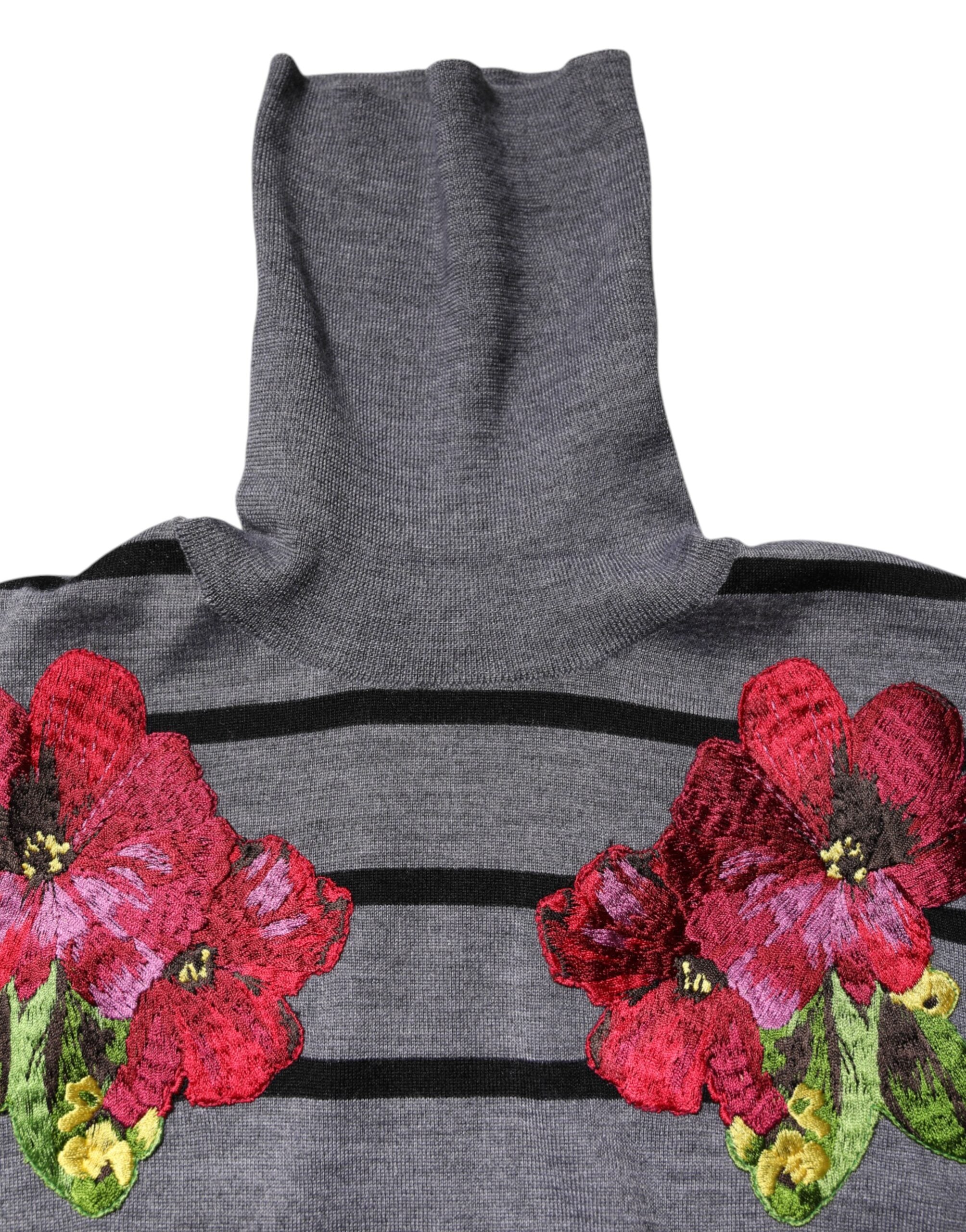 Grå blommig broderad pullovertröja