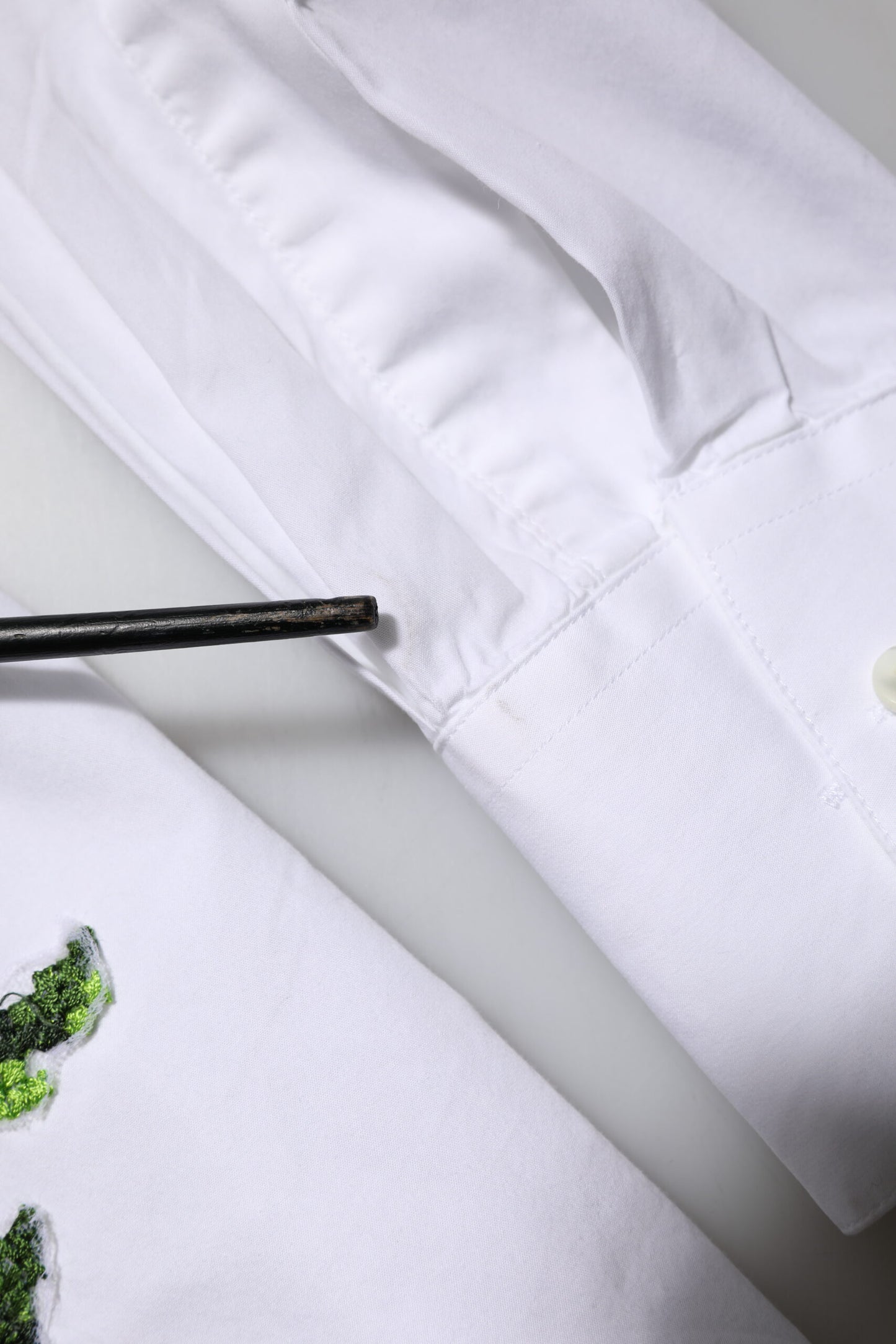 Dolce &amp; Gabbana Skjortopp med vit ros och broderi och krage