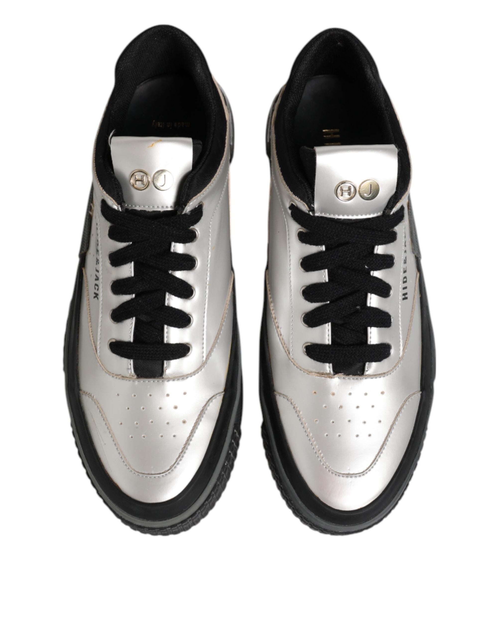 Silverfärgade låga sneakers i läder med snörning