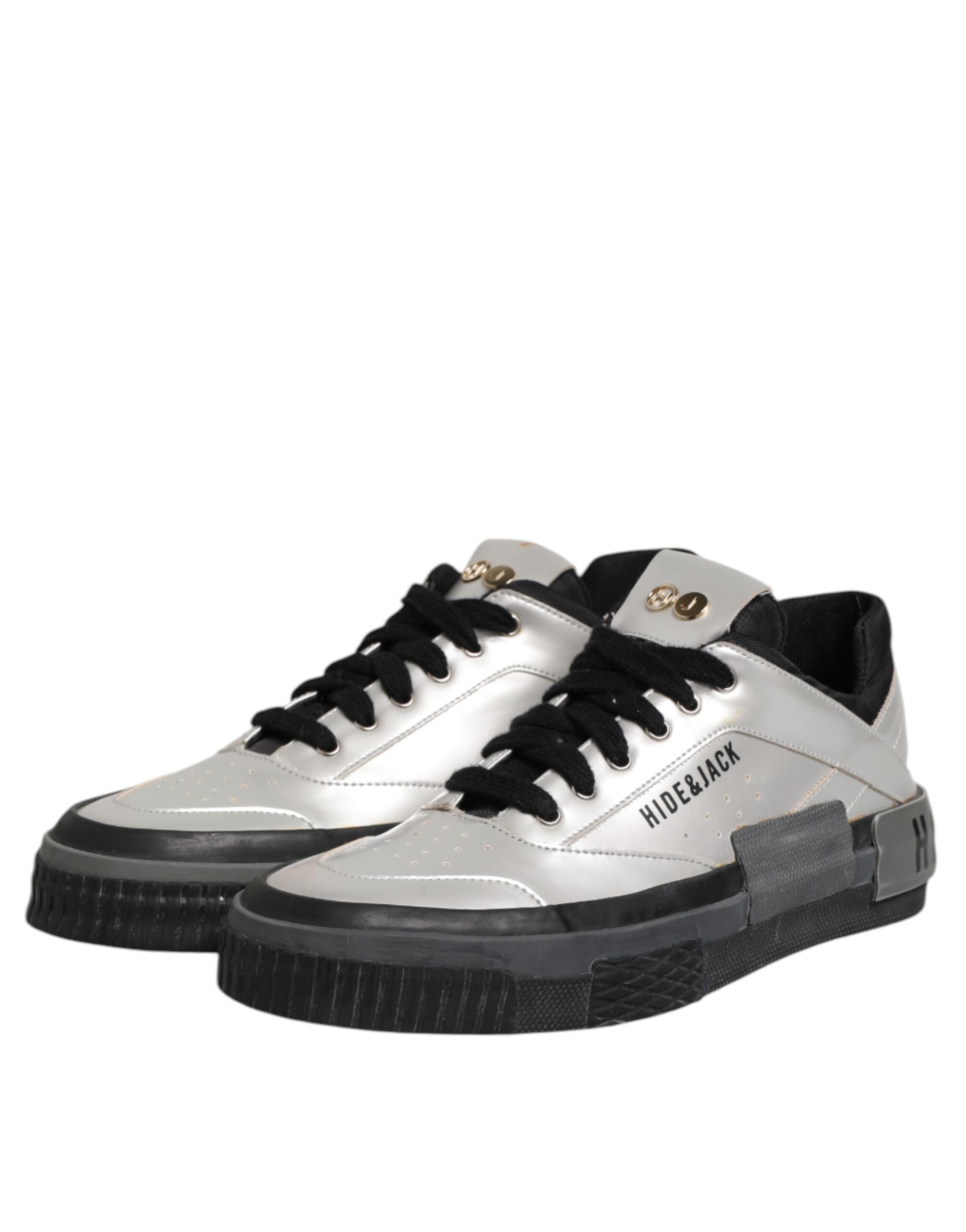 Silverfärgade låga sneakers i läder med snörning