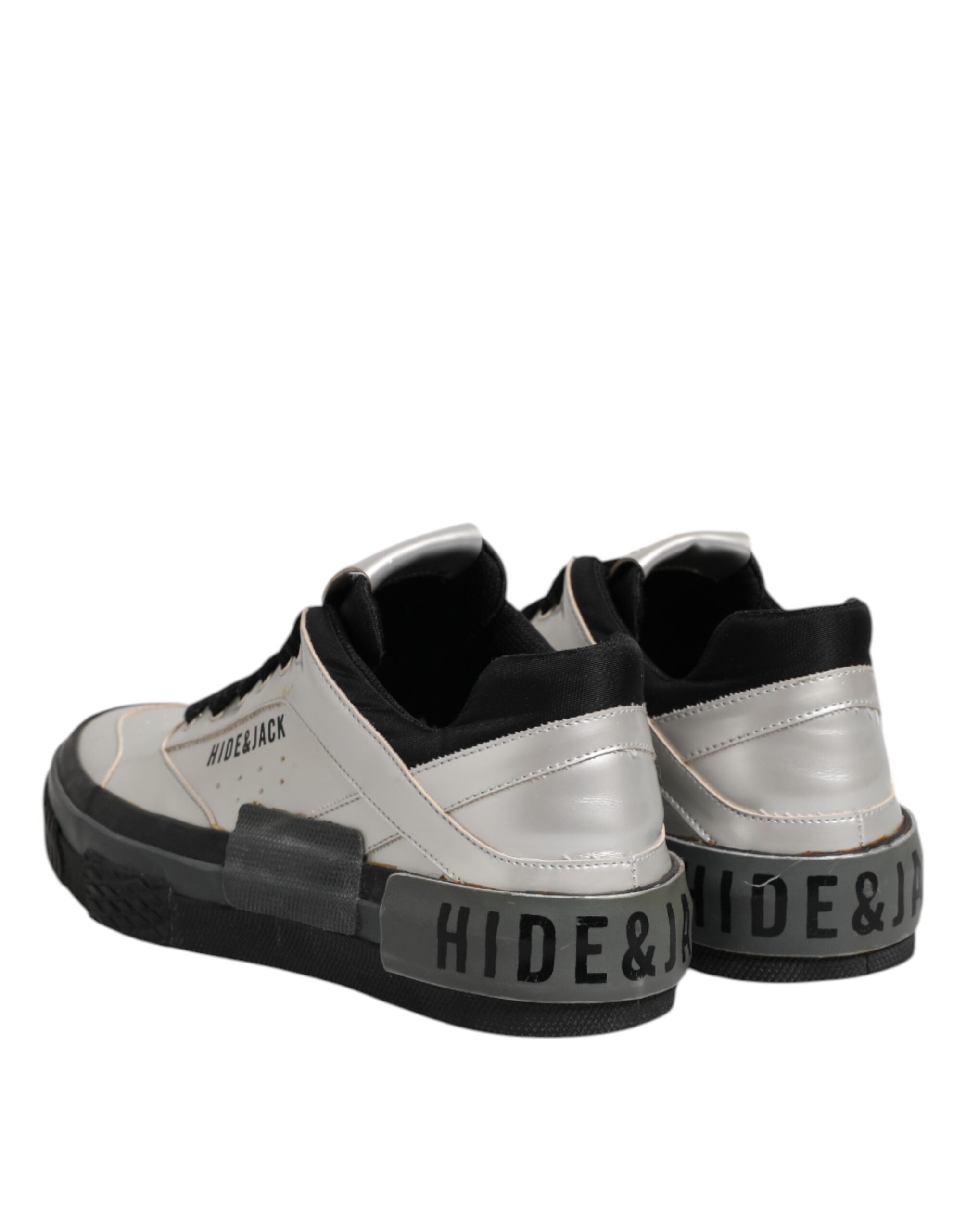 Silverfärgade låga sneakers i läder med snörning