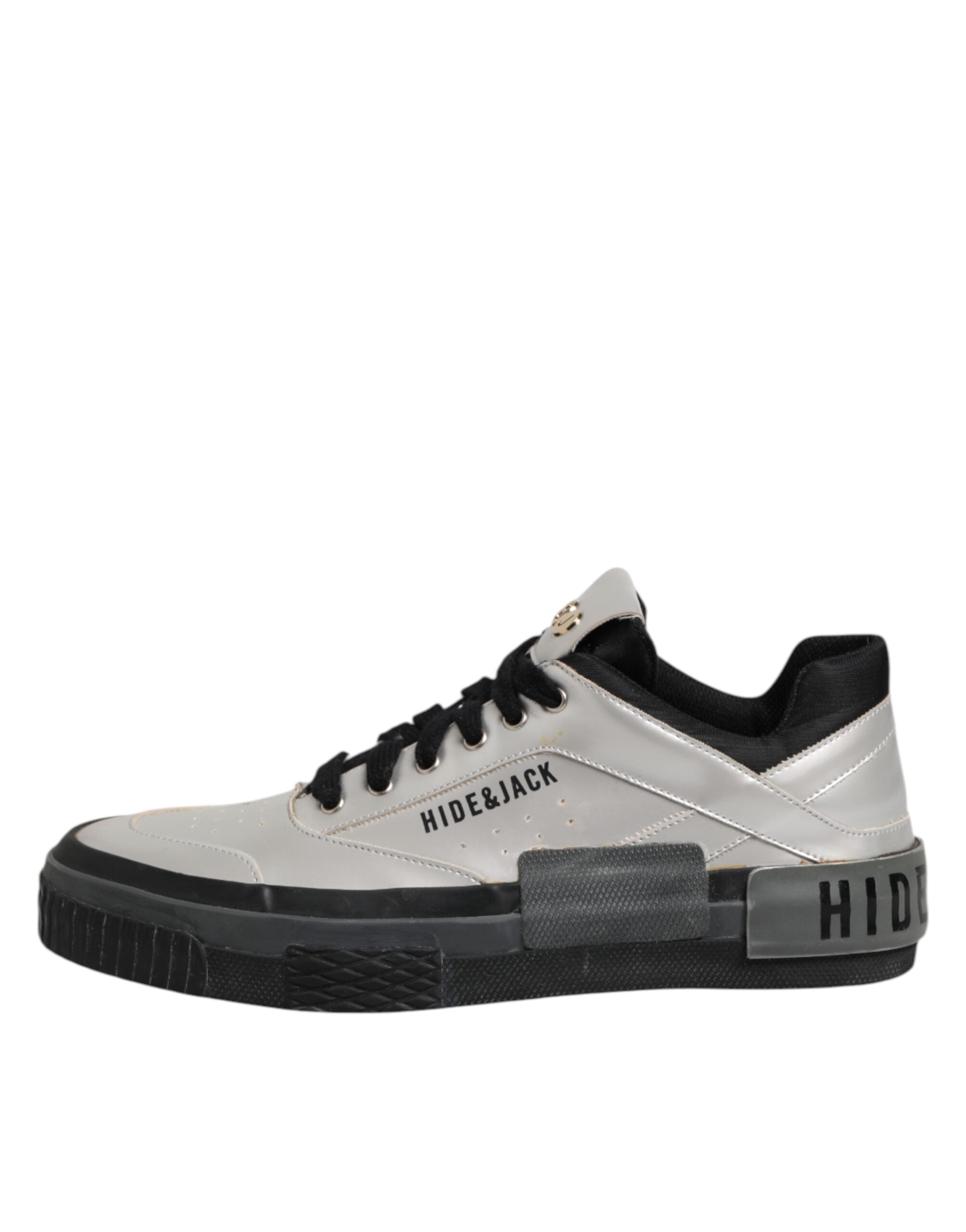 Silverfärgade låga sneakers i läder med snörning
