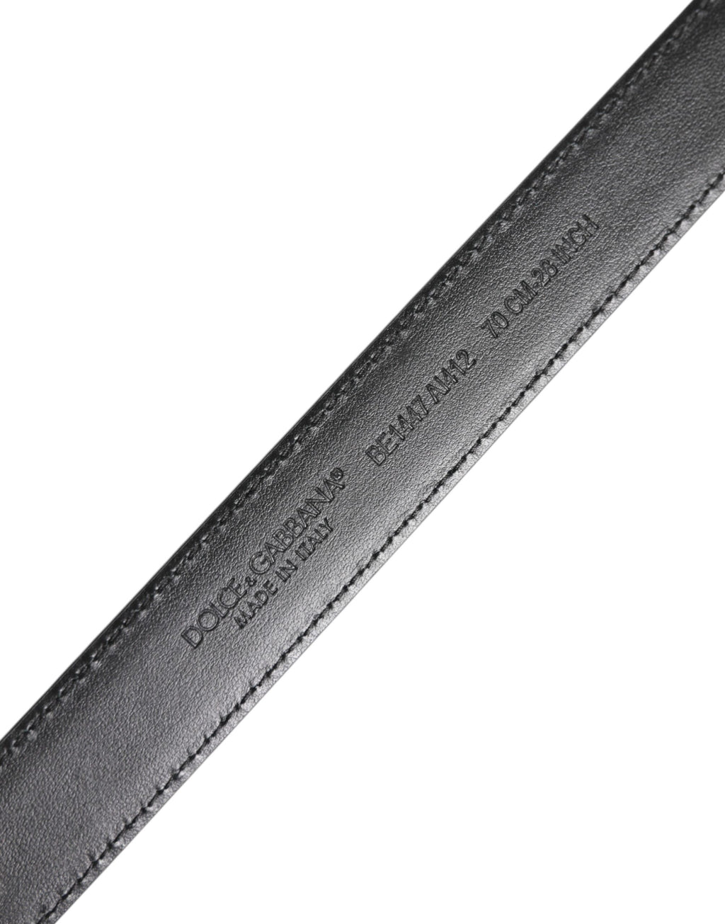 Svartvitt läderbälte med silverfärgad metallspänne